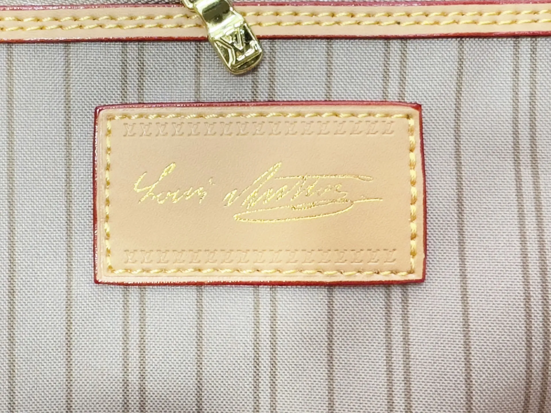 P240 upgraded original M45685 M40995 M27521💋💋Louis Vuitton's new Neverfull is a new interpretation of the classic handbag, exploring the exquisite details inside the bag. Redesigned interior pockets feature fresh fabric linings and vintage details inspired by the Louis Vuitton archives, most notably the detachable zippered clutch, which can be used on its own as a sophisticated clutch or as an additional pocket. Bright lining tones add a more lively feel to Monogram's classic canvas. Size: 32*29*17 cm