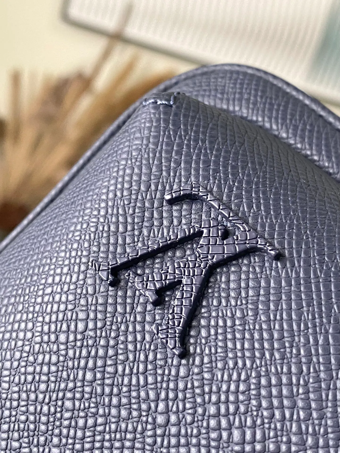 💰1020 (top-grain leather) top original item M30971 Midnight Blue This Avenue shoulder bag is made of Taïga cow leather, with a small zipper bag on the top, a reinterpretation of the classic design. The adjustable shoulder straps easily switch between left and right carrying, and the canvas shoulder straps and lining convey the concept of sustainability. 20 x 31 x 7 cm (length x height x width)
