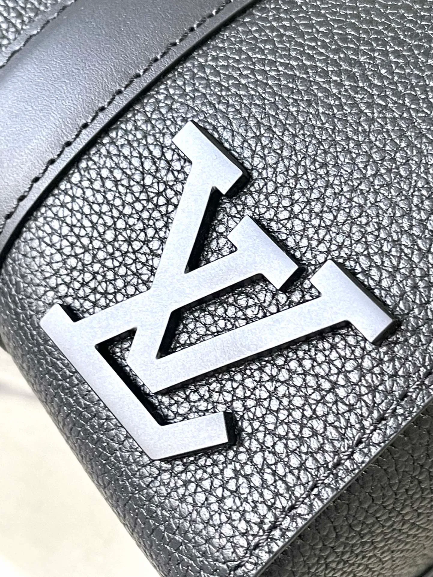 💰1100 (top layer leather) top original order M59255. Support counter inspection. The photos taken of duty-free goods are consistent with the product without opening the packaging. This product is an exclusive duty-free product in the market and is the highest-end product. Inspection is supported. This product has passed strict inspection and is flawless. Please wear gloves when touching the product. This product is not returnable or exchangeable. Please confirm the product first and then remove the label on the handle. This product is temporarily not open to the public, only regular customers, and is in short supply. Dimensions: 27 x 17 x 13 cm
