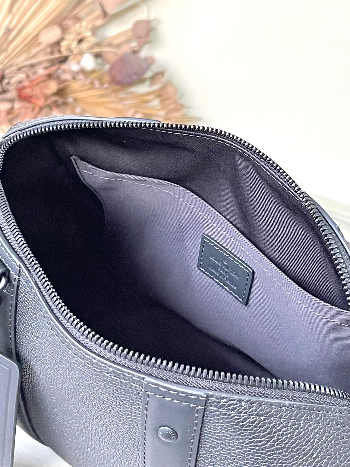 💰1100 (top layer leather) top original order M59255. Support counter inspection. The photos taken of duty-free goods are consistent with the product without opening the packaging. This product is an exclusive duty-free product in the market and is the highest-end product. Inspection is supported. This product has passed strict inspection and is flawless. Please wear gloves when touching the product. This product is not returnable or exchangeable. Please confirm the product first and then remove the label on the handle. This product is temporarily not open to the public, only regular customers, and is in short supply. Dimensions: 27 x 17 x 13 cm