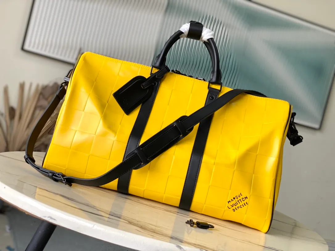 💰1420 (top layer leather) top original order M25019 Creative Director Pharrel Wiliams uses Damier Scuba cow leather to renew the KeepallBandouliere50 travel bag, which is Damier embossed cow leather compounded with neoprene. Leather handles and side straps lend a nautical feel. Dimensions: 50 × 29 × 23 cm