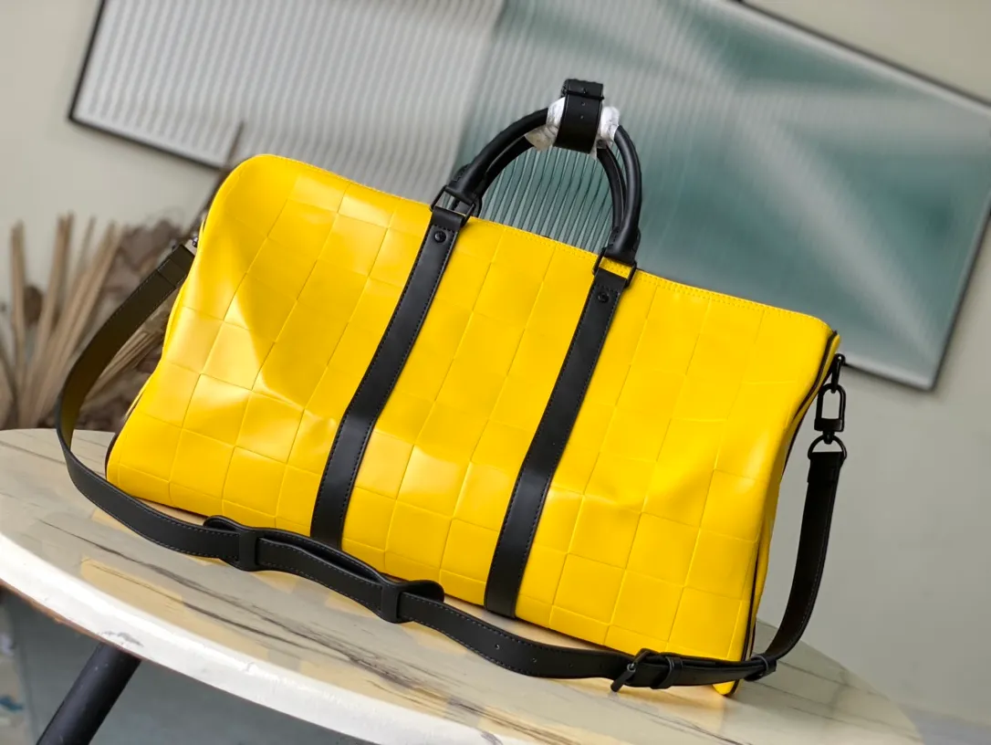💰1420 (top layer leather) top original order M25019 Creative Director Pharrel Wiliams uses Damier Scuba cow leather to renew the KeepallBandouliere50 travel bag, which is Damier embossed cow leather compounded with neoprene. Leather handles and side straps lend a nautical feel. Dimensions: 50 × 29 × 23 cm