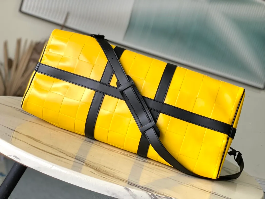 💰1420 (top layer leather) top original order M25019 Creative Director Pharrel Wiliams uses Damier Scuba cow leather to renew the KeepallBandouliere50 travel bag, which is Damier embossed cow leather compounded with neoprene. Leather handles and side straps lend a nautical feel. Dimensions: 50 × 29 × 23 cm