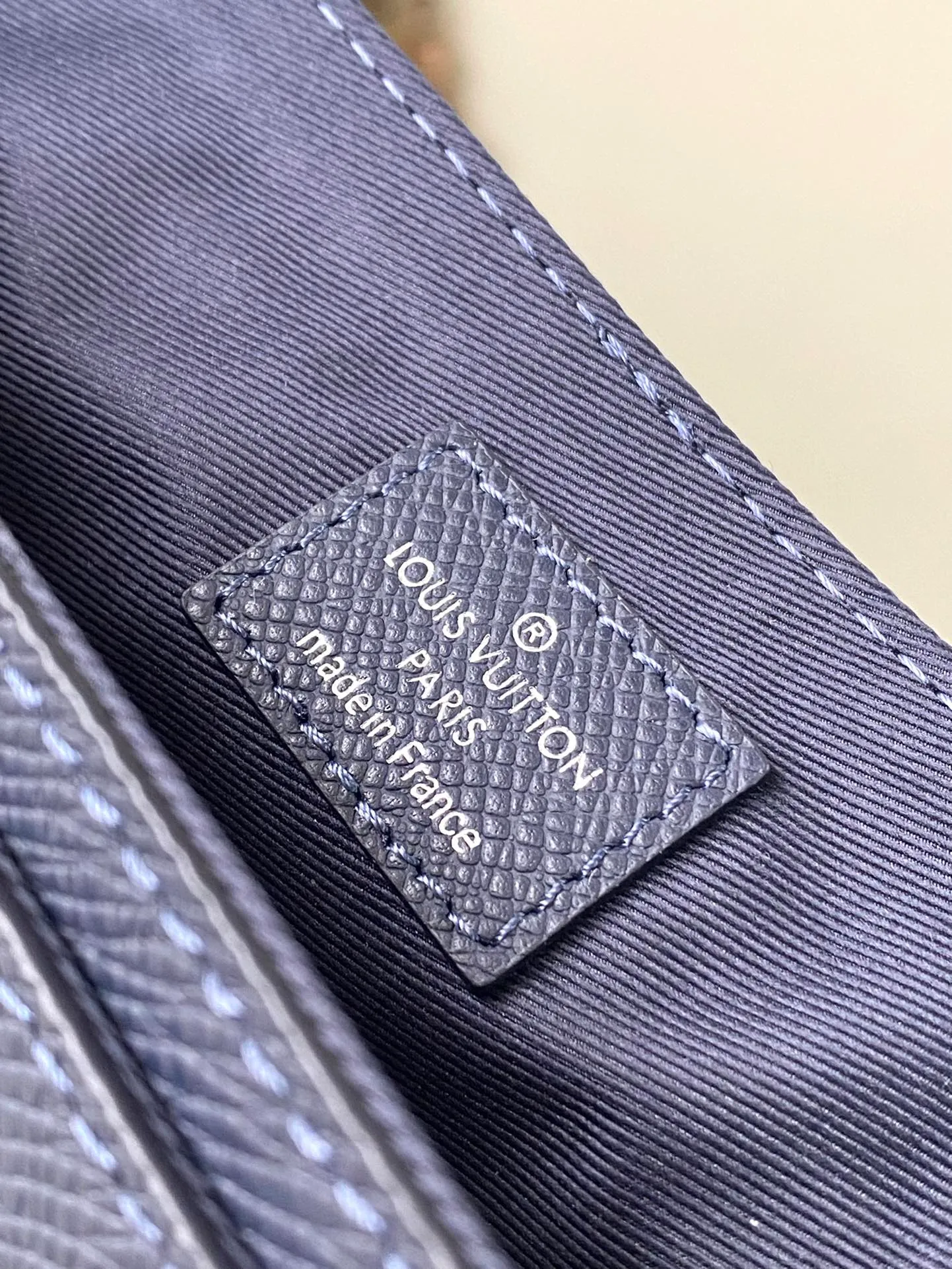 💰1020 (top layer leather) top original order M30969 Midnight Blue This District small messenger bag is made of Taga cow leather, with new color matching to show the elegant style, and then the letters are marked on the corner. The exquisite structure makes it easy to carry your daily needs. The zippered pocket allows for quick access to items, and the adjustable shoulder strap provides a comfortable carrying experience. Dimensions: 26 × 20 × 7 cm