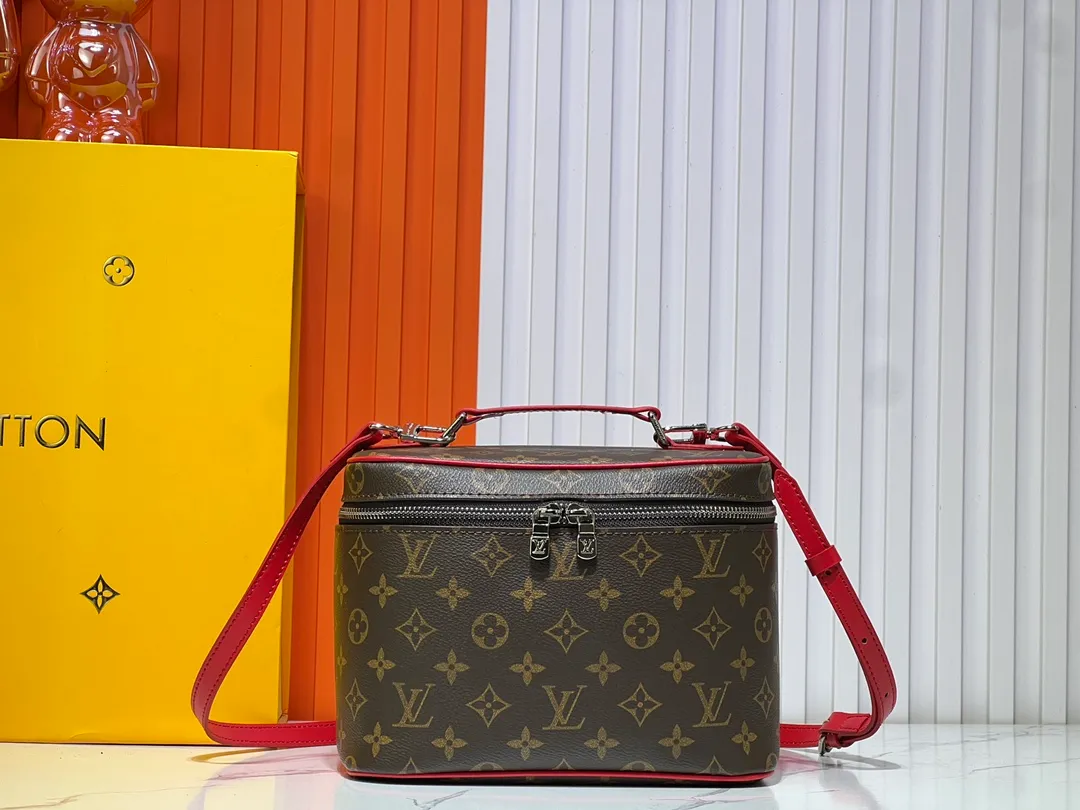 Batch 300💰Upgraded original version ✨M42265 This model is inspired by the iconic Nice cosmetic bag. This elegant toiletry bag is a personalized choice for carrying basic beauty products. A hidden zip pocket on the inside of the flap can store especially valuable personal items. - Top woven handle - Monogram coated canvas fabric - Louis Vuitton special coated canvas washable lining - Natural cowhide leather trim - Gold metal hardware - Double-layer zipper closure - Large capacity inside the bag - Zippered pocket on the inside of the flap - Several patch pockets inside - size 24×14×17.