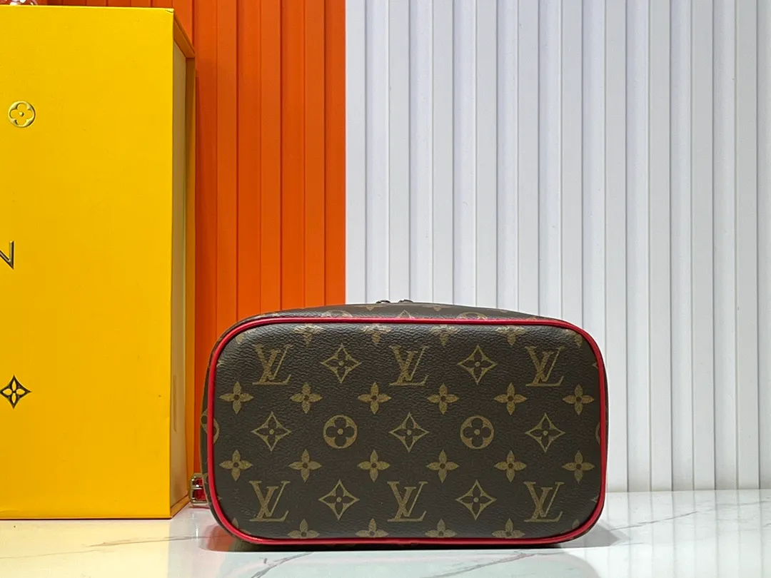 Batch 300💰Upgraded original version ✨M42265 This model is inspired by the iconic Nice cosmetic bag. This elegant toiletry bag is a personalized choice for carrying basic beauty products. A hidden zip pocket on the inside of the flap can store especially valuable personal items. - Top woven handle - Monogram coated canvas fabric - Louis Vuitton special coated canvas washable lining - Natural cowhide leather trim - Gold metal hardware - Double-layer zipper closure - Large capacity inside the bag - Zippered pocket on the inside of the flap - Several patch pockets inside - size 24×14×17.