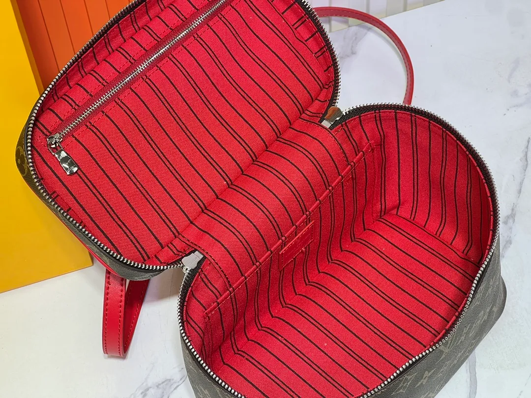 Batch 300💰Upgraded original version ✨M42265 This model is inspired by the iconic Nice cosmetic bag. This elegant toiletry bag is a personalized choice for carrying basic beauty products. A hidden zip pocket on the inside of the flap can store especially valuable personal items. - Top woven handle - Monogram coated canvas fabric - Louis Vuitton special coated canvas washable lining - Natural cowhide leather trim - Gold metal hardware - Double-layer zipper closure - Large capacity inside the bag - Zippered pocket on the inside of the flap - Several patch pockets inside - size 24×14×17.
