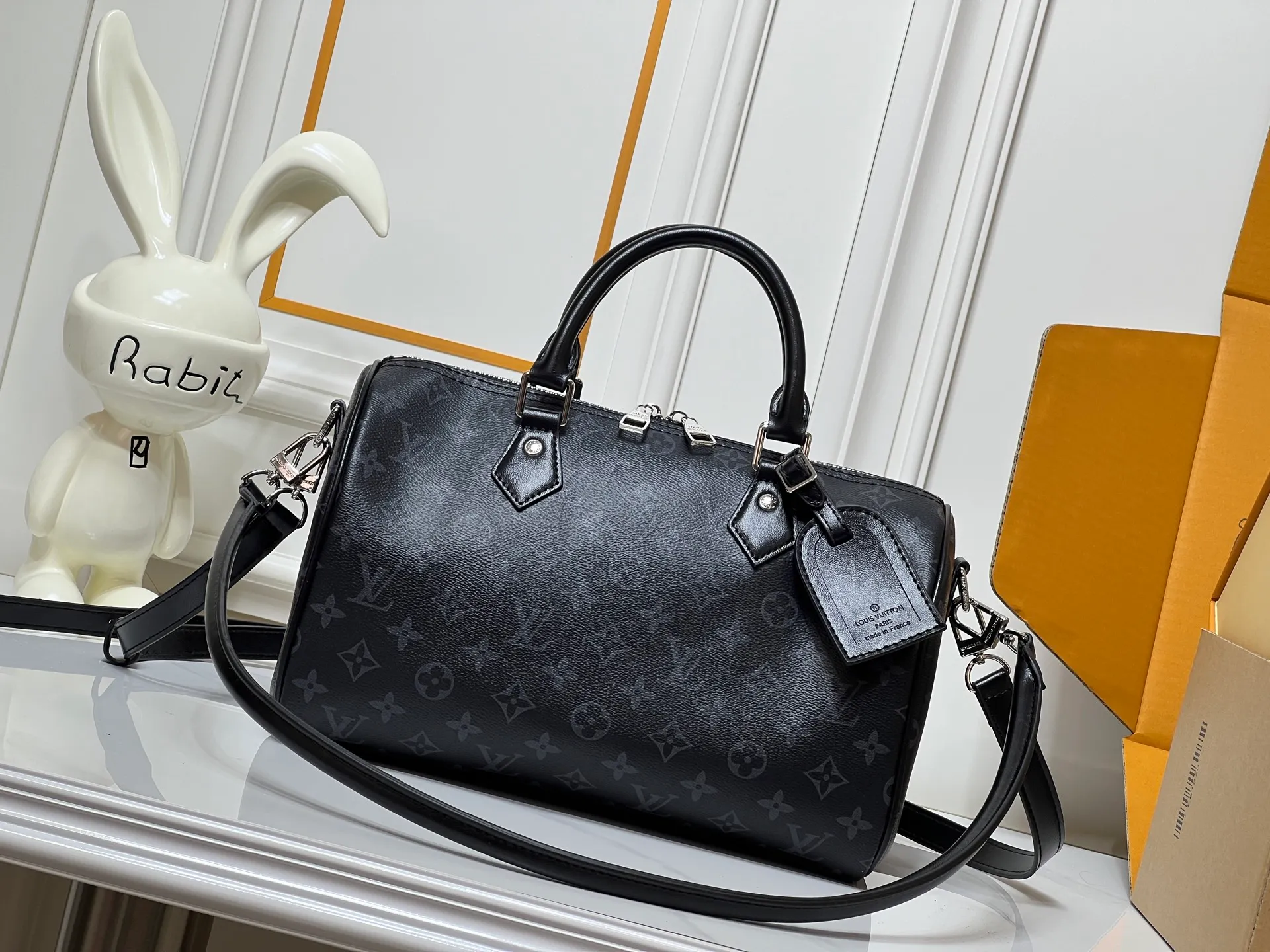 Batch 300💰M15102 M13344 Black Flower This Speedy Soft 30 handbag comes from the LVSki series and uses Monogram Eclipse canvas to renew the classic design. A pleated leather key fob and signature padlock add rich detailing, and are just the right size to hold a tablet and other daily essentials. Dimensions: 30x21x17 cm