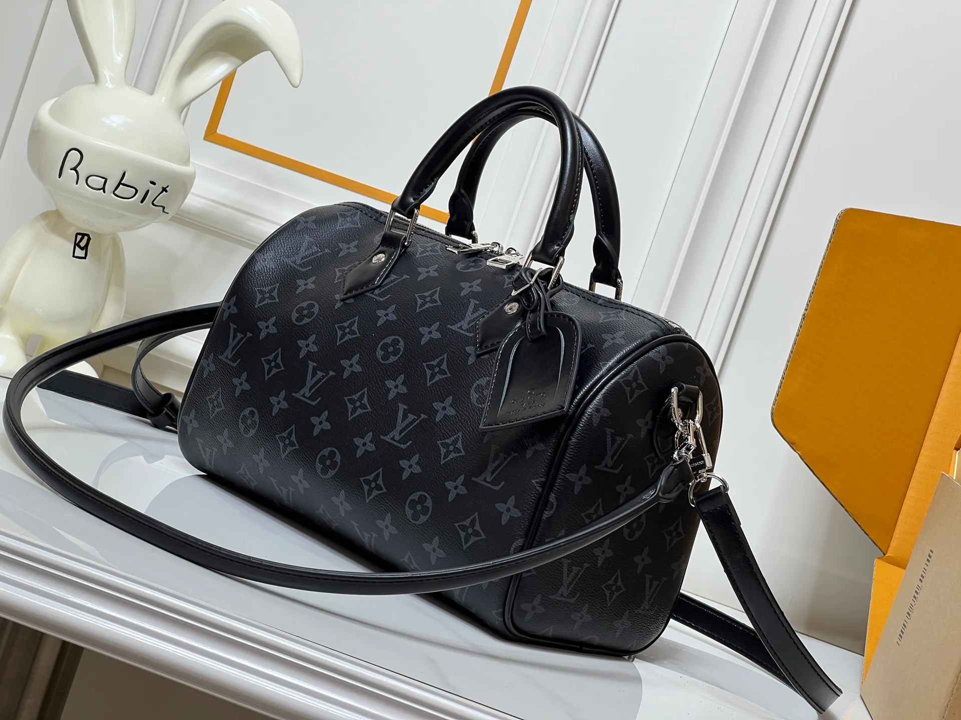 Batch 300💰M15102 M13344 Black Flower This Speedy Soft 30 handbag comes from the LVSki series and uses Monogram Eclipse canvas to renew the classic design. A pleated leather key fob and signature padlock add rich detailing, and are just the right size to hold a tablet and other daily essentials. Dimensions: 30x21x17 cm