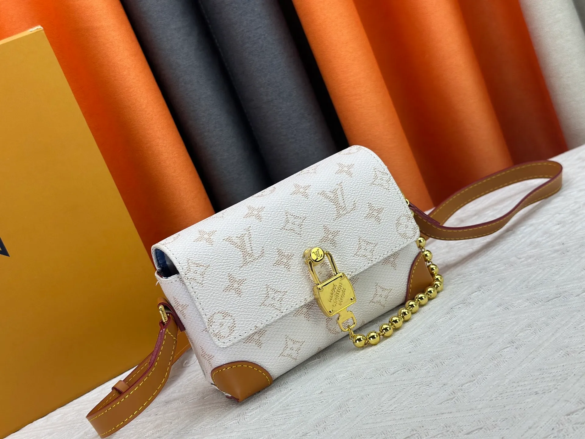 P220 Upgraded original M14738 This Steamer mini handbag is made of Monogram canvas, with distressed cow leather trim and dazzling metal parts. The new square lock snaps back to Pharrell Williams' signature Damier pattern, the delicate key connects to the intricate beaded chain, and the adjustable shoulder strap allows for shoulder or cross-body wear. Dimensions: 18 × 11 × 6.5 cm