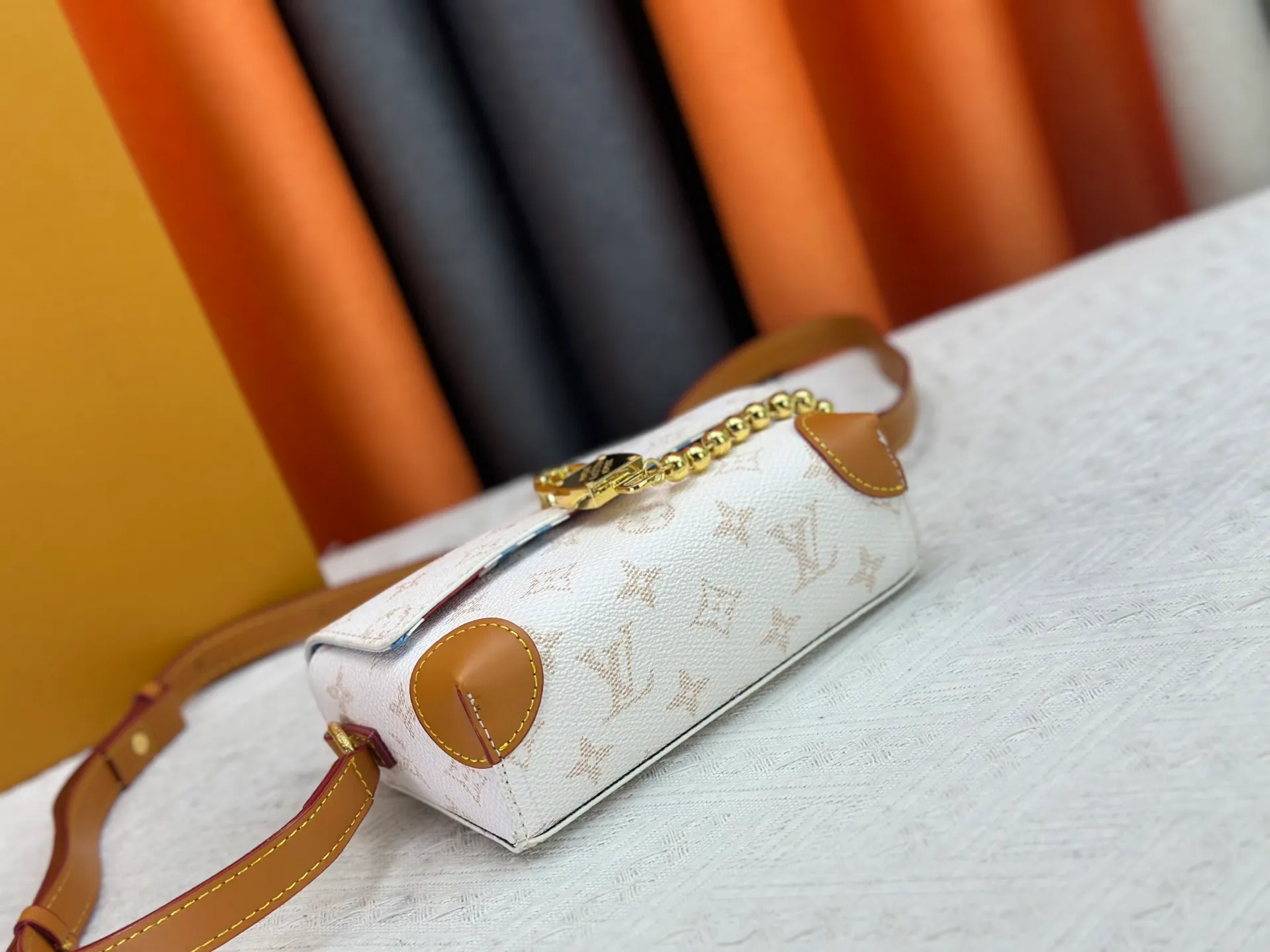 P220 Upgraded original M14738 This Steamer mini handbag is made of Monogram canvas, with distressed cow leather trim and dazzling metal parts. The new square lock snaps back to Pharrell Williams' signature Damier pattern, the delicate key connects to the intricate beaded chain, and the adjustable shoulder strap allows for shoulder or cross-body wear. Dimensions: 18 × 11 × 6.5 cm