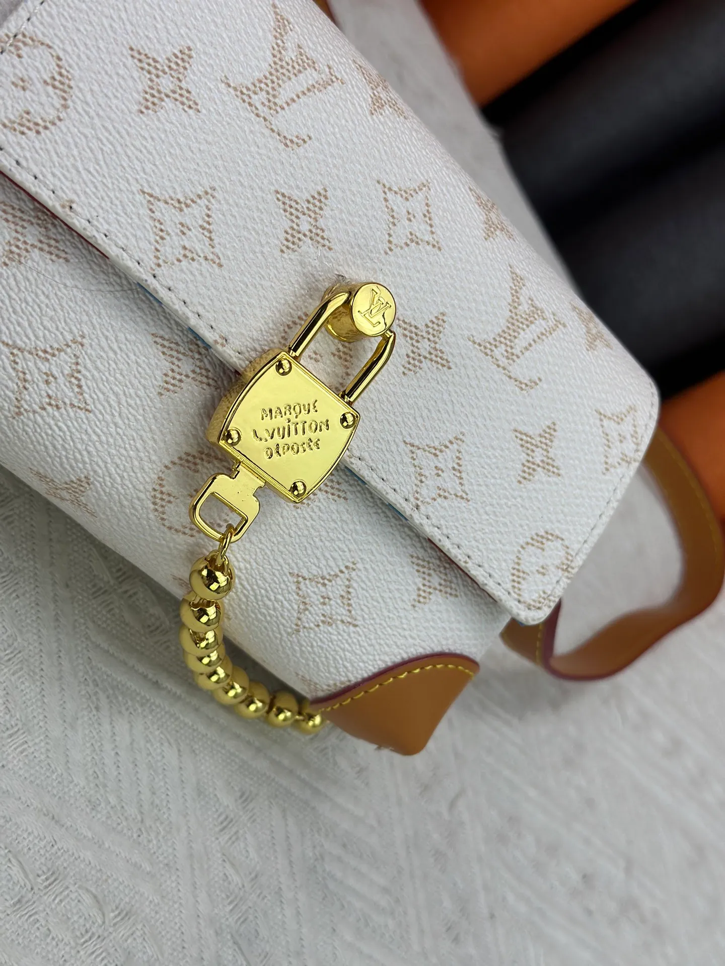 P220 Upgraded original M14738 This Steamer mini handbag is made of Monogram canvas, with distressed cow leather trim and dazzling metal parts. The new square lock snaps back to Pharrell Williams' signature Damier pattern, the delicate key connects to the intricate beaded chain, and the adjustable shoulder strap allows for shoulder or cross-body wear. Dimensions: 18 × 11 × 6.5 cm