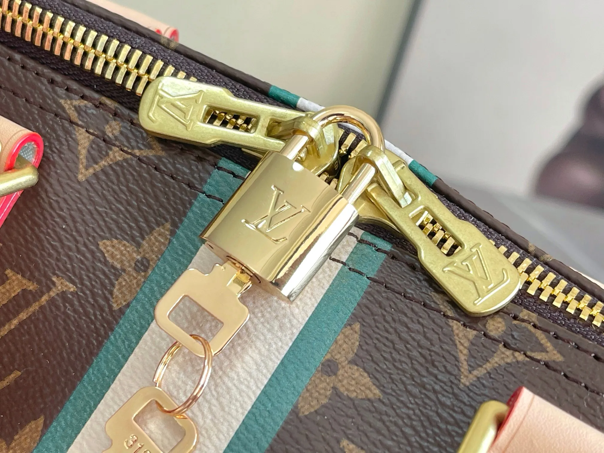 💰1280 Top original order P3888 KEEPALL BANDOULIÈRE 45 travel bag 2021-22 autumn and winter show reveals the new charm of the Everyday LV capsule series Keepall Bandouliere 45 travel bag. Vintage Monogram coated canvas depicts the Monogram pattern with subtle irregular lines, evoking the traditional stamping process. The new louis vuitton! logo is inspired by the chain’s signature elements. size: 45 x 27 x 20