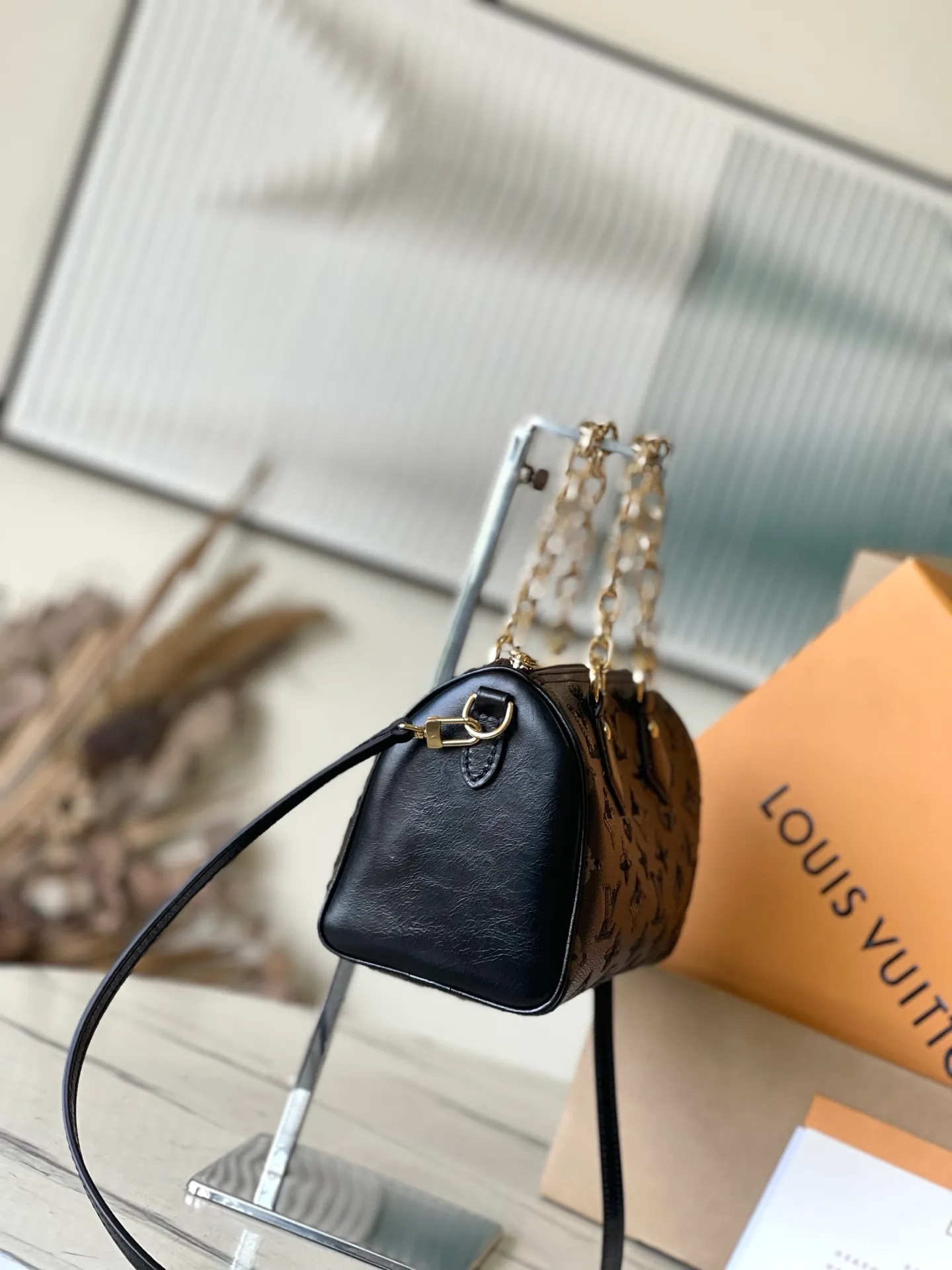 💰1180 (top layer leather) top quality original item M26314 This Monogram Sequins version of the Speedy Bandoullere 20 handbag comes from the LV Sk series. The canvas body is decorated with sparkling sequins, creating a deep light and shadow effect like a solar eclipse. The dazzling thick chain upgrades the elegant style, and the leather shoulder strap makes it easy to carry cross-body, making it a perfect choice for dinner occasions. Dimensions: 20.5 × 15 × 13 cm