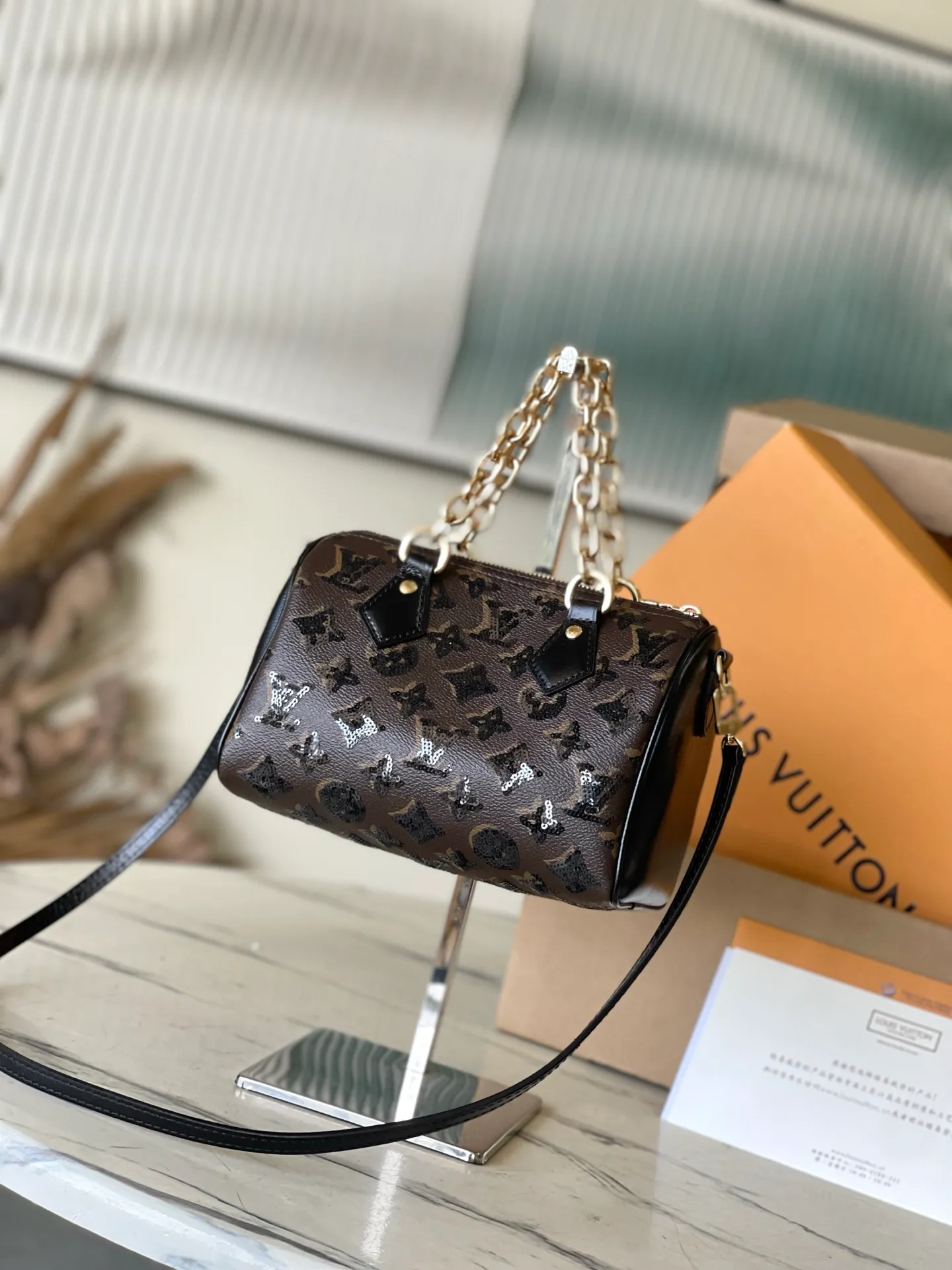 💰1180 (top layer leather) top quality original item M26314 This Monogram Sequins version of the Speedy Bandoullere 20 handbag comes from the LV Sk series. The canvas body is decorated with sparkling sequins, creating a deep light and shadow effect like a solar eclipse. The dazzling thick chain upgrades the elegant style, and the leather shoulder strap makes it easy to carry cross-body, making it a perfect choice for dinner occasions. Dimensions: 20.5 × 15 × 13 cm