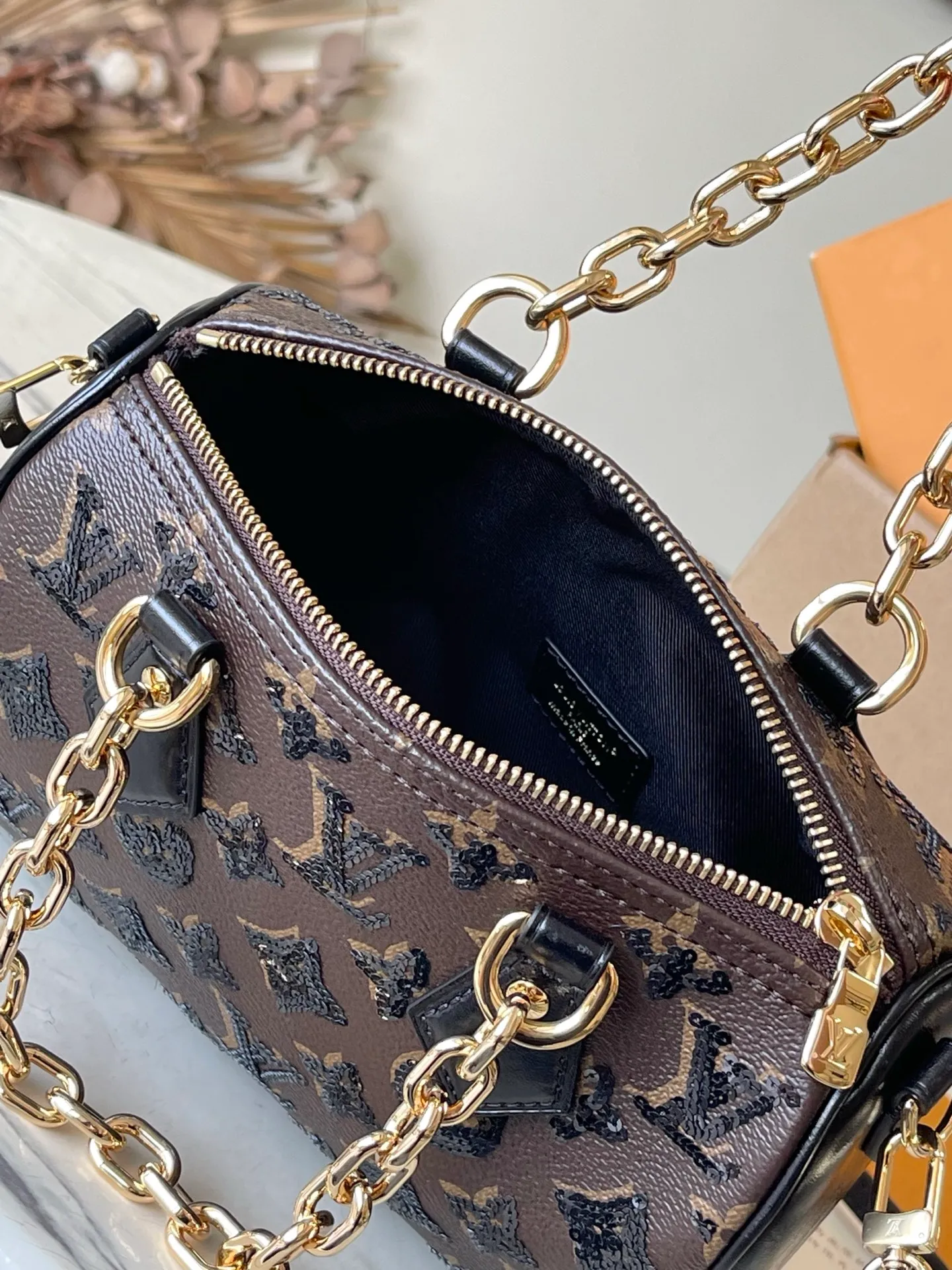 💰1180 (top layer leather) top quality original item M26314 This Monogram Sequins version of the Speedy Bandoullere 20 handbag comes from the LV Sk series. The canvas body is decorated with sparkling sequins, creating a deep light and shadow effect like a solar eclipse. The dazzling thick chain upgrades the elegant style, and the leather shoulder strap makes it easy to carry cross-body, making it a perfect choice for dinner occasions. Dimensions: 20.5 × 15 × 13 cm