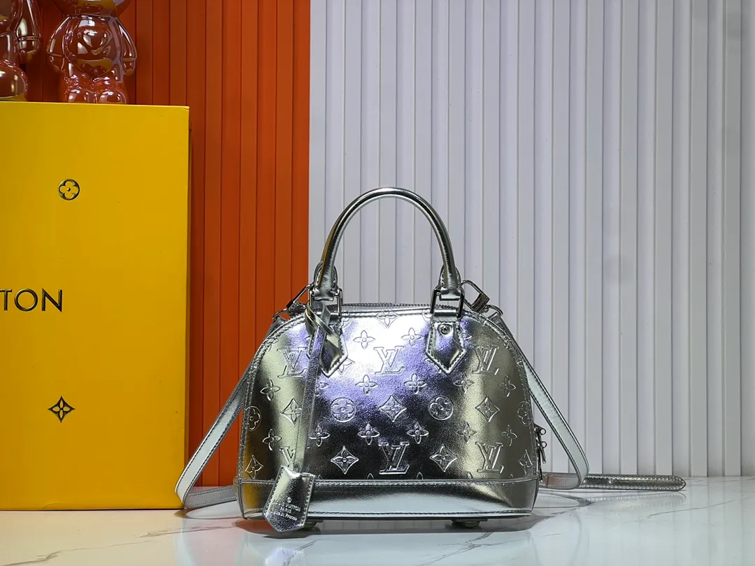 Batch 280💰M11835 M53151 M53152 The Alma medium handbag of the LVSki series draws inspiration from the Louis Vuitton archive hard box, rendering a new Monogram Miroir effect on the Monogram embossed coated canvas, highlighting the concept of retro futurism. Spacious interior patch pockets ensure organized storage. Size: 23.5x17.5x11.5cm