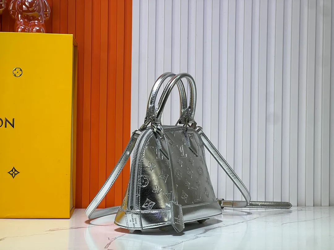 Batch 280💰M11835 M53151 M53152 The Alma medium handbag of the LVSki series draws inspiration from the Louis Vuitton archive hard box, rendering a new Monogram Miroir effect on the Monogram embossed coated canvas, highlighting the concept of retro futurism. Spacious interior patch pockets ensure organized storage. Size: 23.5x17.5x11.5cm