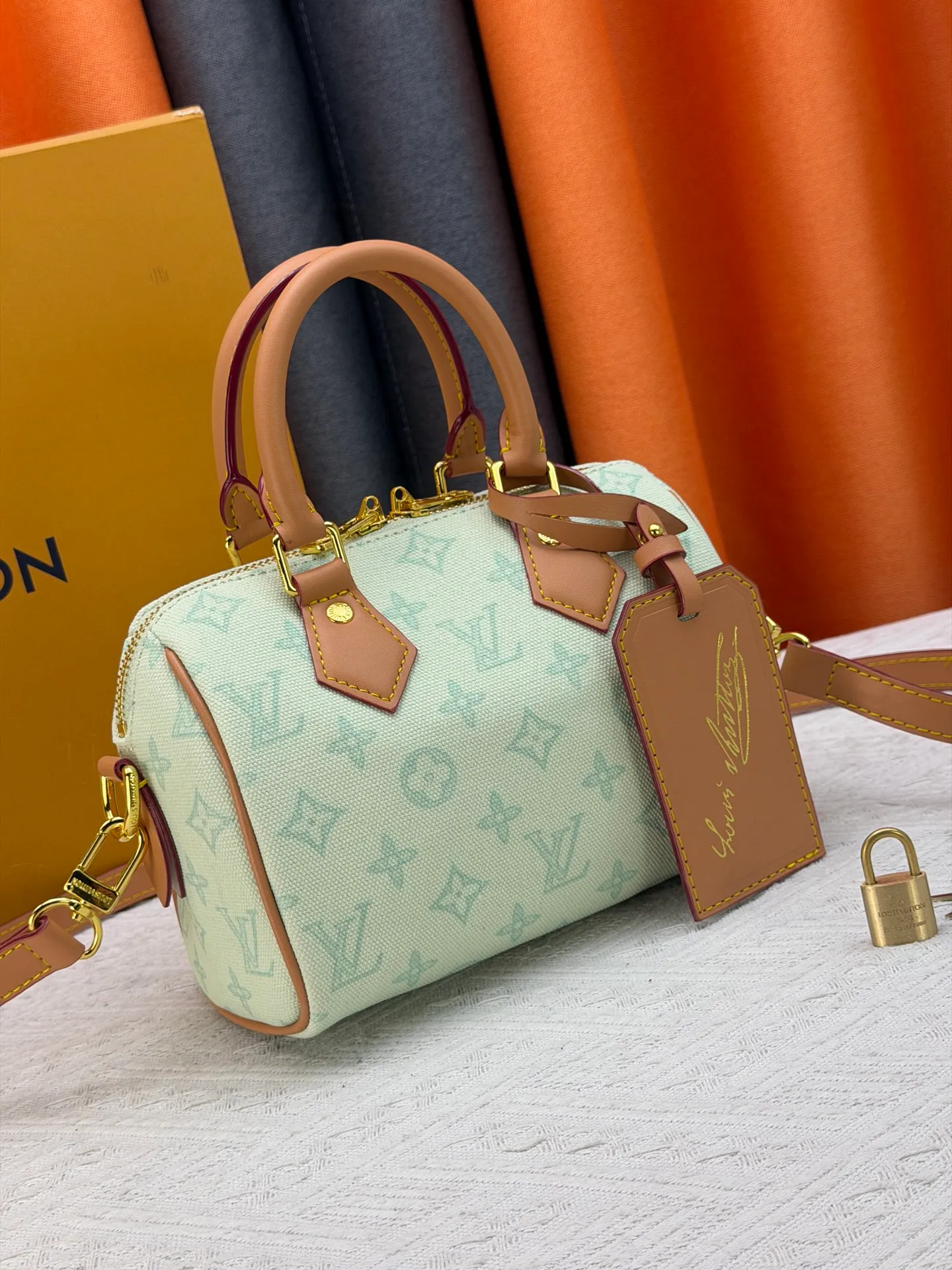 P220 [ALMA BB handbag] M27530-M27951-M28102-M46234-M27526-28272-M27525 This Alma BB handbag comes from the Travels With Grace Coddington series launched by Louis Vuitton and Grace Coddington, focusing on the fun Meowgram pattern. The canvas body is trimmed with calfskin and the fabric shoulder strap reads "Louis Vuitton" in Coddington's script. The exquisite padlocks and key cases once again prove the brand's exquisite craftsmanship.  Dimensions: 20.5×13.5×12cm (height x width x length)