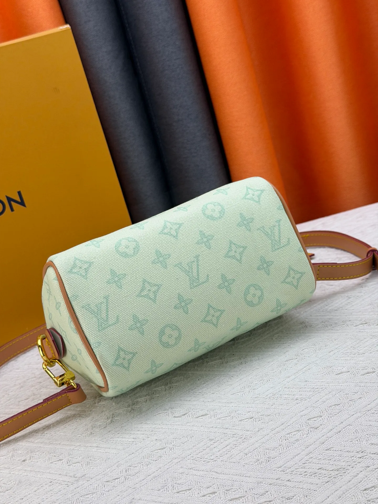 P220 [ALMA BB handbag] M27530-M27951-M28102-M46234-M27526-28272-M27525 This Alma BB handbag comes from the Travels With Grace Coddington series launched by Louis Vuitton and Grace Coddington, focusing on the fun Meowgram pattern. The canvas body is trimmed with calfskin and the fabric shoulder strap reads "Louis Vuitton" in Coddington's script. The exquisite padlocks and key cases once again prove the brand's exquisite craftsmanship.  Dimensions: 20.5×13.5×12cm (height x width x length)