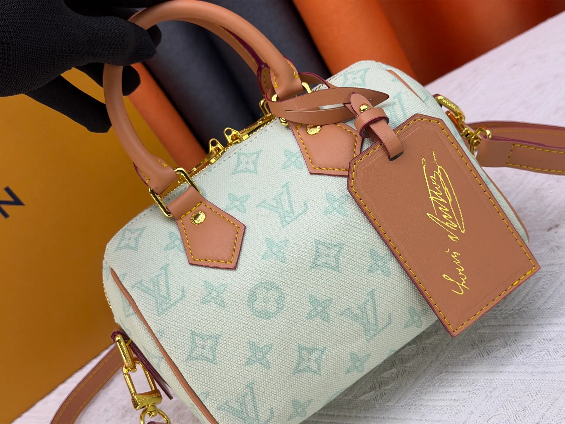 P220 [ALMA BB handbag] M27530-M27951-M28102-M46234-M27526-28272-M27525 This Alma BB handbag comes from the Travels With Grace Coddington series launched by Louis Vuitton and Grace Coddington, focusing on the fun Meowgram pattern. The canvas body is trimmed with calfskin and the fabric shoulder strap reads "Louis Vuitton" in Coddington's script. The exquisite padlocks and key cases once again prove the brand's exquisite craftsmanship.  Dimensions: 20.5×13.5×12cm (height x width x length)