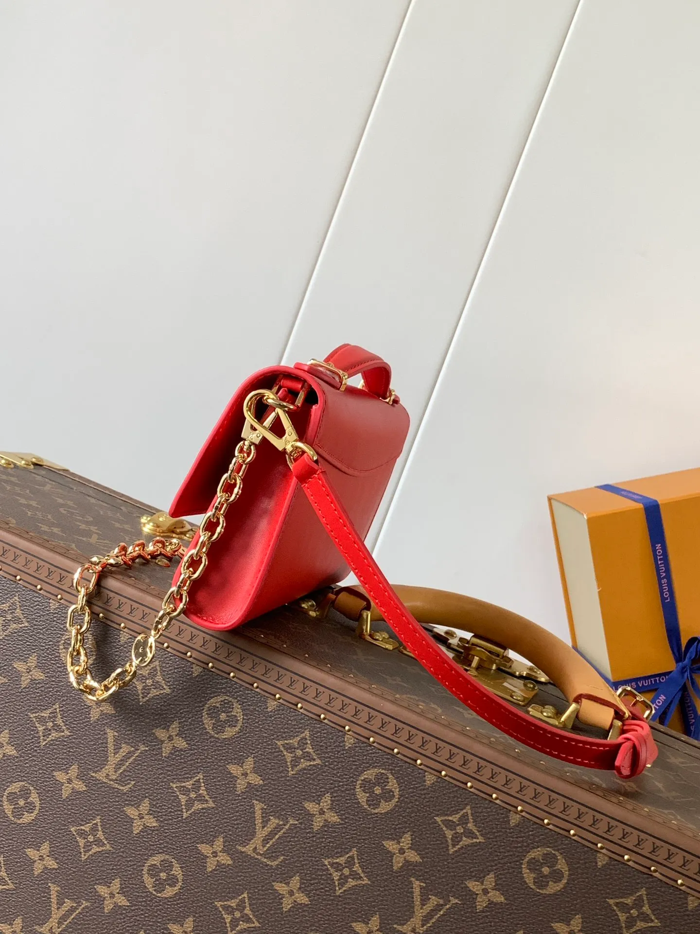 💰1180 (top-grain leather) top-quality original order, transcoding chip M12143 black M12405 red M12265 white Wallet On Chain Capucines handbag combines exquisite craftsmanship and elegant style. The smooth leather is embellished with the classic LV letters. It is equipped with a detachable metal chain and leather shoulder strap, which can be carried by hand, shoulder or crossbody. The neat interior features Monogram floral magnet fastening, patch pockets, and card compartment.  12 x 4 x 23 cm (H x W x L) Cowhide Leather Trimming Cowhide lining Metal hardware Monogram floral magnetic closure Large main compartment Internal patch pocket with card compartment Shoulder strap: removable, adjustable Half-length strap: 43.0 cm Strap half-length adjustable to: 53.0 cm Chain: Removable Chain half-length: 22.5 cm Handle: Single handle