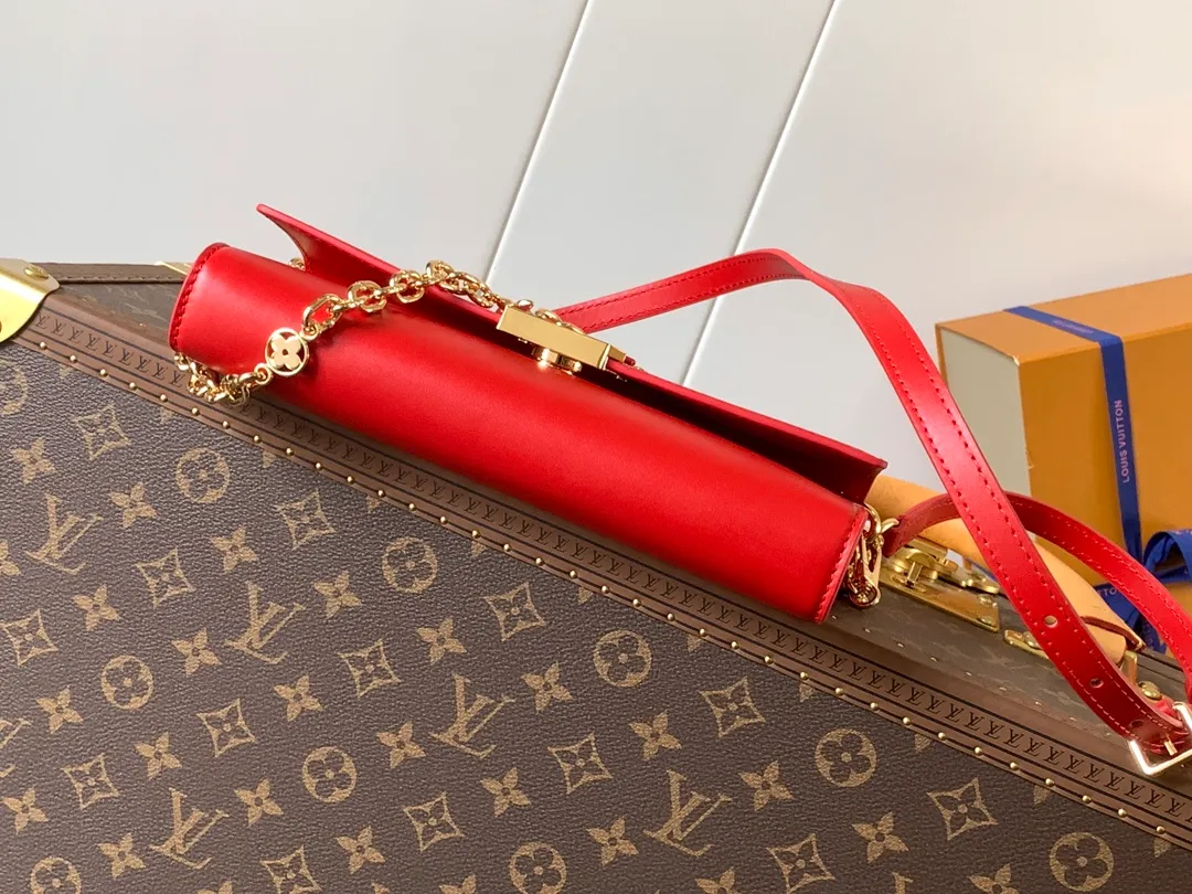 💰1180 (top-grain leather) top-quality original order, transcoding chip M12143 black M12405 red M12265 white Wallet On Chain Capucines handbag combines exquisite craftsmanship and elegant style. The smooth leather is embellished with the classic LV letters. It is equipped with a detachable metal chain and leather shoulder strap, which can be carried by hand, shoulder or crossbody. The neat interior features Monogram floral magnet fastening, patch pockets, and card compartment.  12 x 4 x 23 cm (H x W x L) Cowhide Leather Trimming Cowhide lining Metal hardware Monogram floral magnetic closure Large main compartment Internal patch pocket with card compartment Shoulder strap: removable, adjustable Half-length strap: 43.0 cm Strap half-length adjustable to: 53.0 cm Chain: Removable Chain half-length: 22.5 cm Handle: Single handle