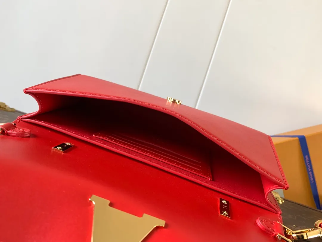 💰1180 (top-grain leather) top-quality original order, transcoding chip M12143 black M12405 red M12265 white Wallet On Chain Capucines handbag combines exquisite craftsmanship and elegant style. The smooth leather is embellished with the classic LV letters. It is equipped with a detachable metal chain and leather shoulder strap, which can be carried by hand, shoulder or crossbody. The neat interior features Monogram floral magnet fastening, patch pockets, and card compartment.  12 x 4 x 23 cm (H x W x L) Cowhide Leather Trimming Cowhide lining Metal hardware Monogram floral magnetic closure Large main compartment Internal patch pocket with card compartment Shoulder strap: removable, adjustable Half-length strap: 43.0 cm Strap half-length adjustable to: 53.0 cm Chain: Removable Chain half-length: 22.5 cm Handle: Single handle