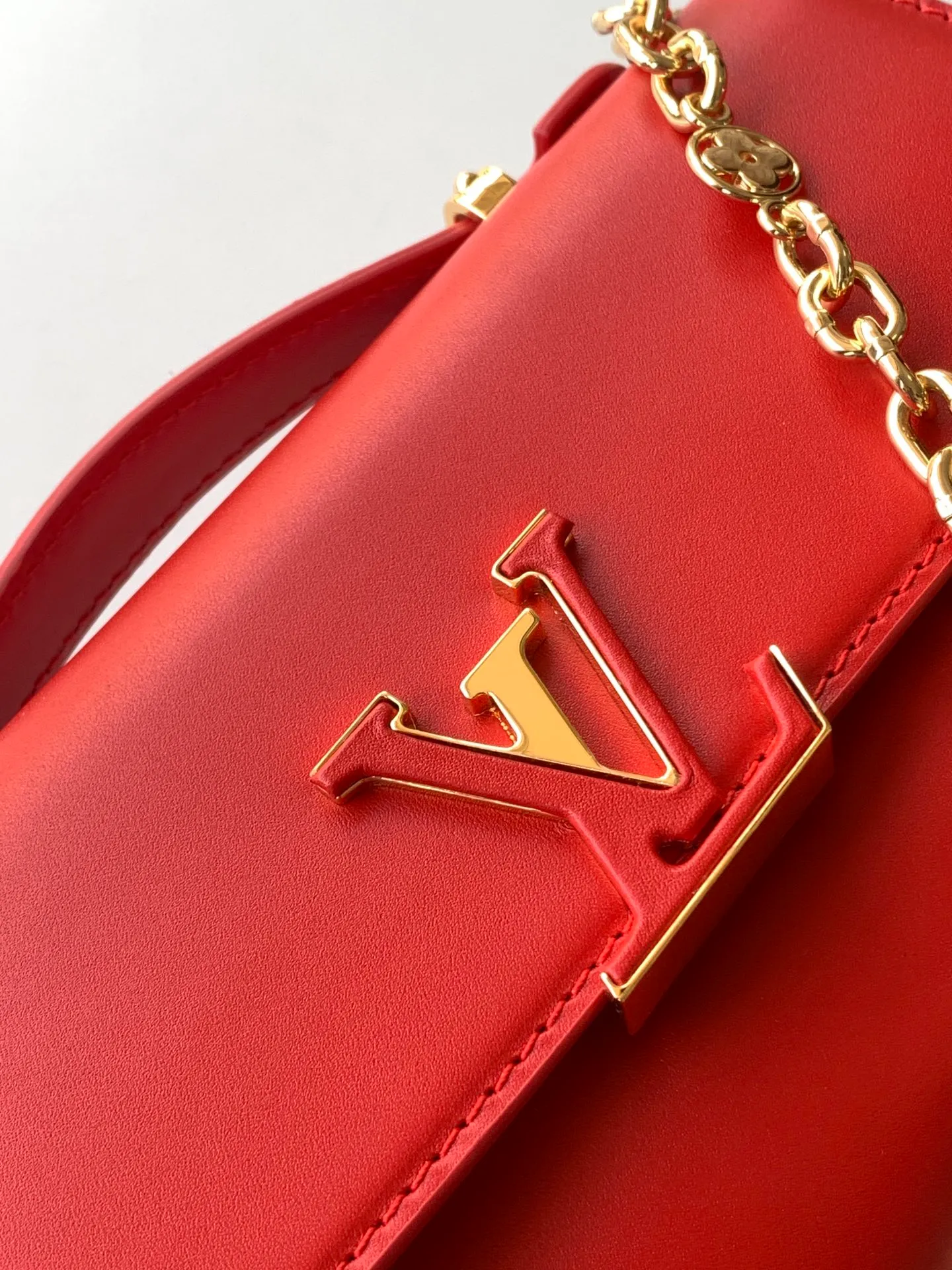 💰1180 (top-grain leather) top-quality original order, transcoding chip M12143 black M12405 red M12265 white Wallet On Chain Capucines handbag combines exquisite craftsmanship and elegant style. The smooth leather is embellished with the classic LV letters. It is equipped with a detachable metal chain and leather shoulder strap, which can be carried by hand, shoulder or crossbody. The neat interior features Monogram floral magnet fastening, patch pockets, and card compartment.  12 x 4 x 23 cm (H x W x L) Cowhide Leather Trimming Cowhide lining Metal hardware Monogram floral magnetic closure Large main compartment Internal patch pocket with card compartment Shoulder strap: removable, adjustable Half-length strap: 43.0 cm Strap half-length adjustable to: 53.0 cm Chain: Removable Chain half-length: 22.5 cm Handle: Single handle