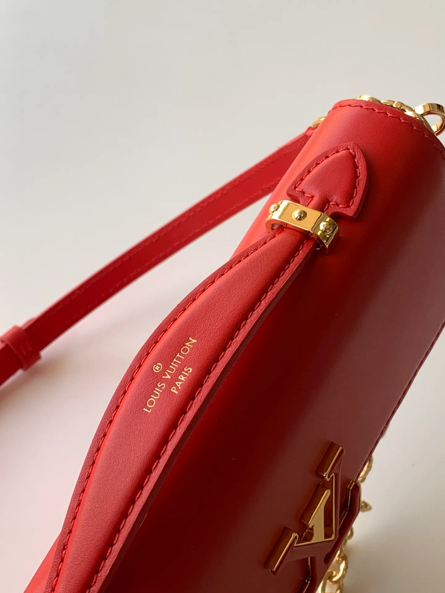 💰1180 (top-grain leather) top-quality original order, transcoding chip M12143 black M12405 red M12265 white Wallet On Chain Capucines handbag combines exquisite craftsmanship and elegant style. The smooth leather is embellished with the classic LV letters. It is equipped with a detachable metal chain and leather shoulder strap, which can be carried by hand, shoulder or crossbody. The neat interior features Monogram floral magnet fastening, patch pockets, and card compartment.  12 x 4 x 23 cm (H x W x L) Cowhide Leather Trimming Cowhide lining Metal hardware Monogram floral magnetic closure Large main compartment Internal patch pocket with card compartment Shoulder strap: removable, adjustable Half-length strap: 43.0 cm Strap half-length adjustable to: 53.0 cm Chain: Removable Chain half-length: 22.5 cm Handle: Single handle