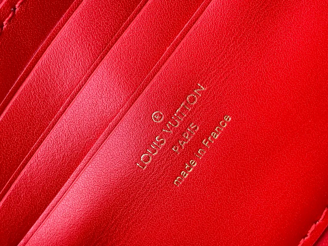 💰1180 (top-grain leather) top-quality original order, transcoding chip M12143 black M12405 red M12265 white Wallet On Chain Capucines handbag combines exquisite craftsmanship and elegant style. The smooth leather is embellished with the classic LV letters. It is equipped with a detachable metal chain and leather shoulder strap, which can be carried by hand, shoulder or crossbody. The neat interior features Monogram floral magnet fastening, patch pockets, and card compartment.  12 x 4 x 23 cm (H x W x L) Cowhide Leather Trimming Cowhide lining Metal hardware Monogram floral magnetic closure Large main compartment Internal patch pocket with card compartment Shoulder strap: removable, adjustable Half-length strap: 43.0 cm Strap half-length adjustable to: 53.0 cm Chain: Removable Chain half-length: 22.5 cm Handle: Single handle