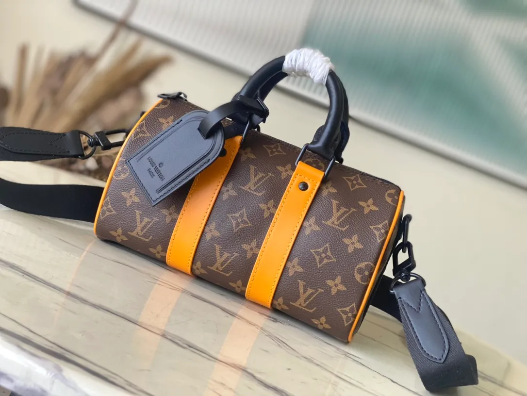 💰900 Top Original Order M46687 Yellow Leather Men's Bag Pillow Bag Series Keepall Handbag This handbag condenses the classic silhouette of the Keepall travel bag. It is made of Monogram embossed Taurillon leather. Its compact structure is suitable for storing small items such as mobile phones and wallets. With its clever use of leather handles and detachable shoulder strap, it's easy to carry with you in trendy style. Detailed Features Dimensions: 25×15×11 cm.