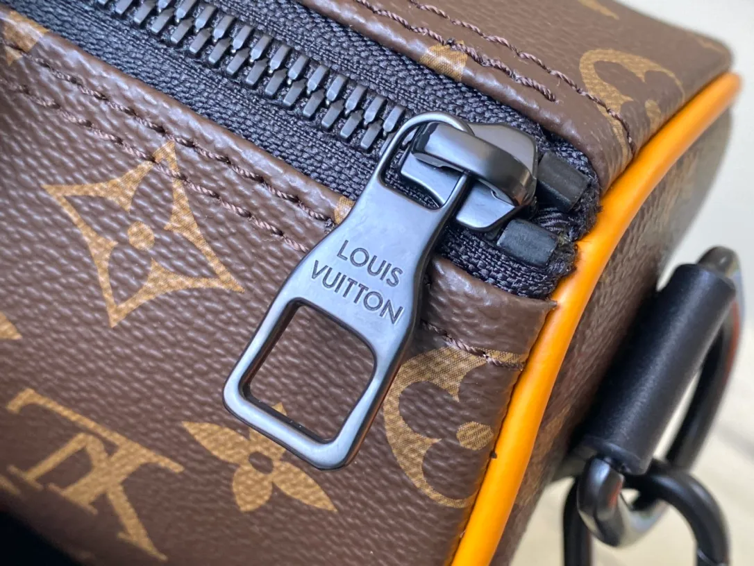 💰900 Top Original Order M46687 Yellow Leather Men's Bag Pillow Bag Series Keepall Handbag This handbag condenses the classic silhouette of the Keepall travel bag. It is made of Monogram embossed Taurillon leather. Its compact structure is suitable for storing small items such as mobile phones and wallets. With its clever use of leather handles and detachable shoulder strap, it's easy to carry with you in trendy style. Detailed Features Dimensions: 25×15×11 cm.