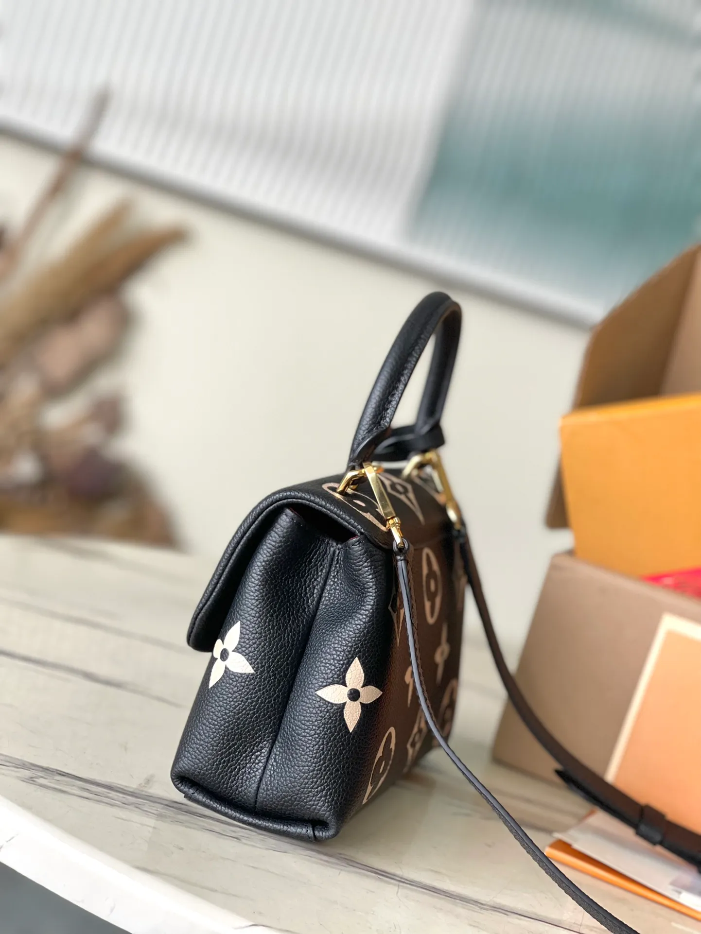 💰1040 (top layer leather) top original order M45978 black printing duty-free version. Support counter inspection. The pictures taken of duty-free goods are consistent with the product without unpacking. This product is an exclusive duty-free product in the market and is the highest-end product. Inspection is supported. This product has passed strict inspection and is flawless. Please wear gloves when touching the product. This product is not returnable or exchangeable. Please confirm the product first and then remove the label on the handle. This product is temporarily not open to the public, only regular customers, and is in short supply. Dimensions: 24 x 17 x 8.5 cm