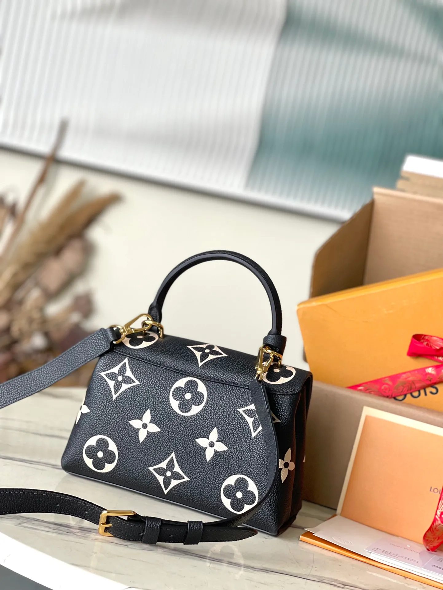 💰1040 (top layer leather) top original order M45978 black printing duty-free version. Support counter inspection. The pictures taken of duty-free goods are consistent with the product without unpacking. This product is an exclusive duty-free product in the market and is the highest-end product. Inspection is supported. This product has passed strict inspection and is flawless. Please wear gloves when touching the product. This product is not returnable or exchangeable. Please confirm the product first and then remove the label on the handle. This product is temporarily not open to the public, only regular customers, and is in short supply. Dimensions: 24 x 17 x 8.5 cm