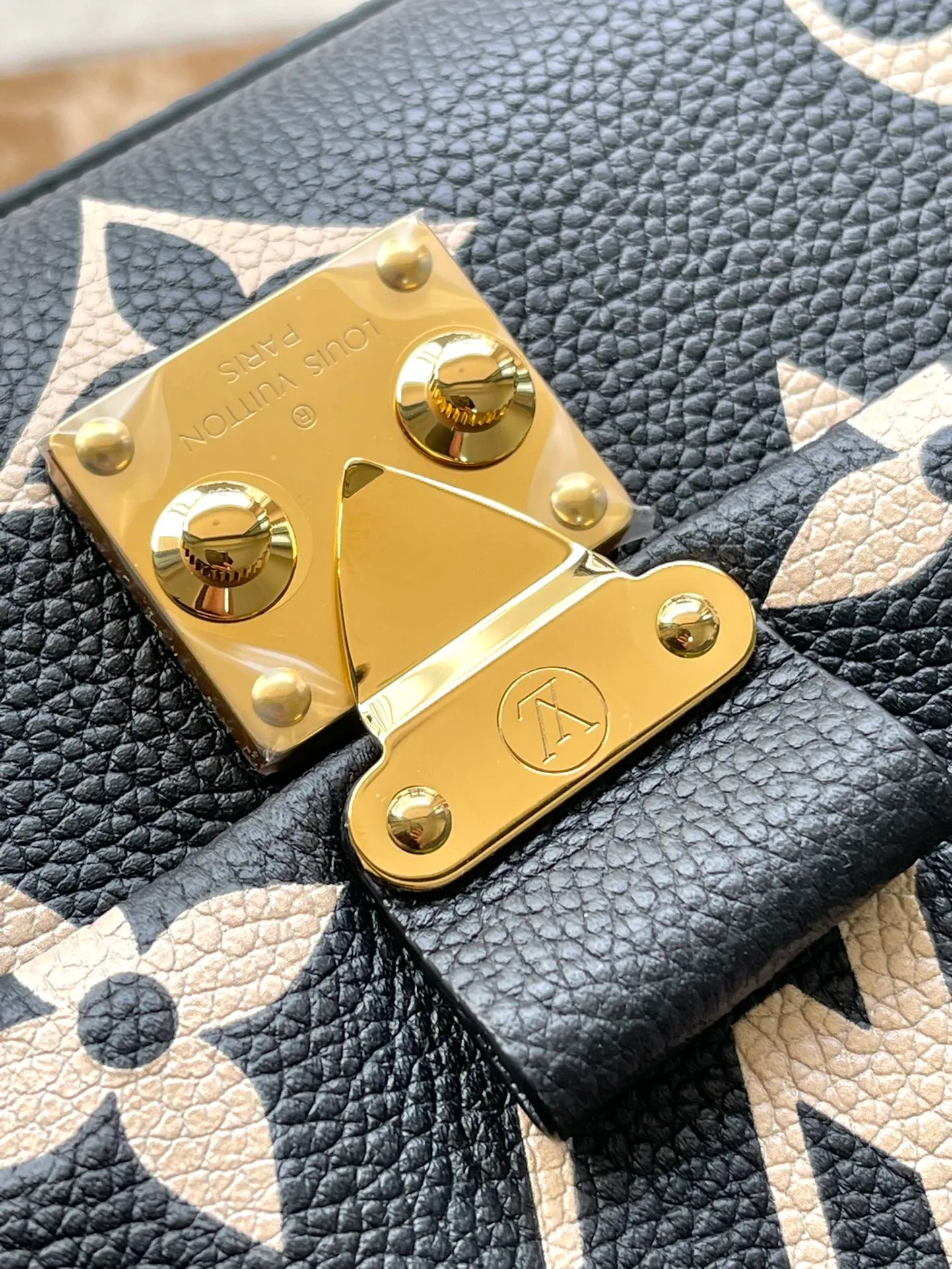 💰1040 (top layer leather) top original order M45978 black printing duty-free version. Support counter inspection. The pictures taken of duty-free goods are consistent with the product without unpacking. This product is an exclusive duty-free product in the market and is the highest-end product. Inspection is supported. This product has passed strict inspection and is flawless. Please wear gloves when touching the product. This product is not returnable or exchangeable. Please confirm the product first and then remove the label on the handle. This product is temporarily not open to the public, only regular customers, and is in short supply. Dimensions: 24 x 17 x 8.5 cm
