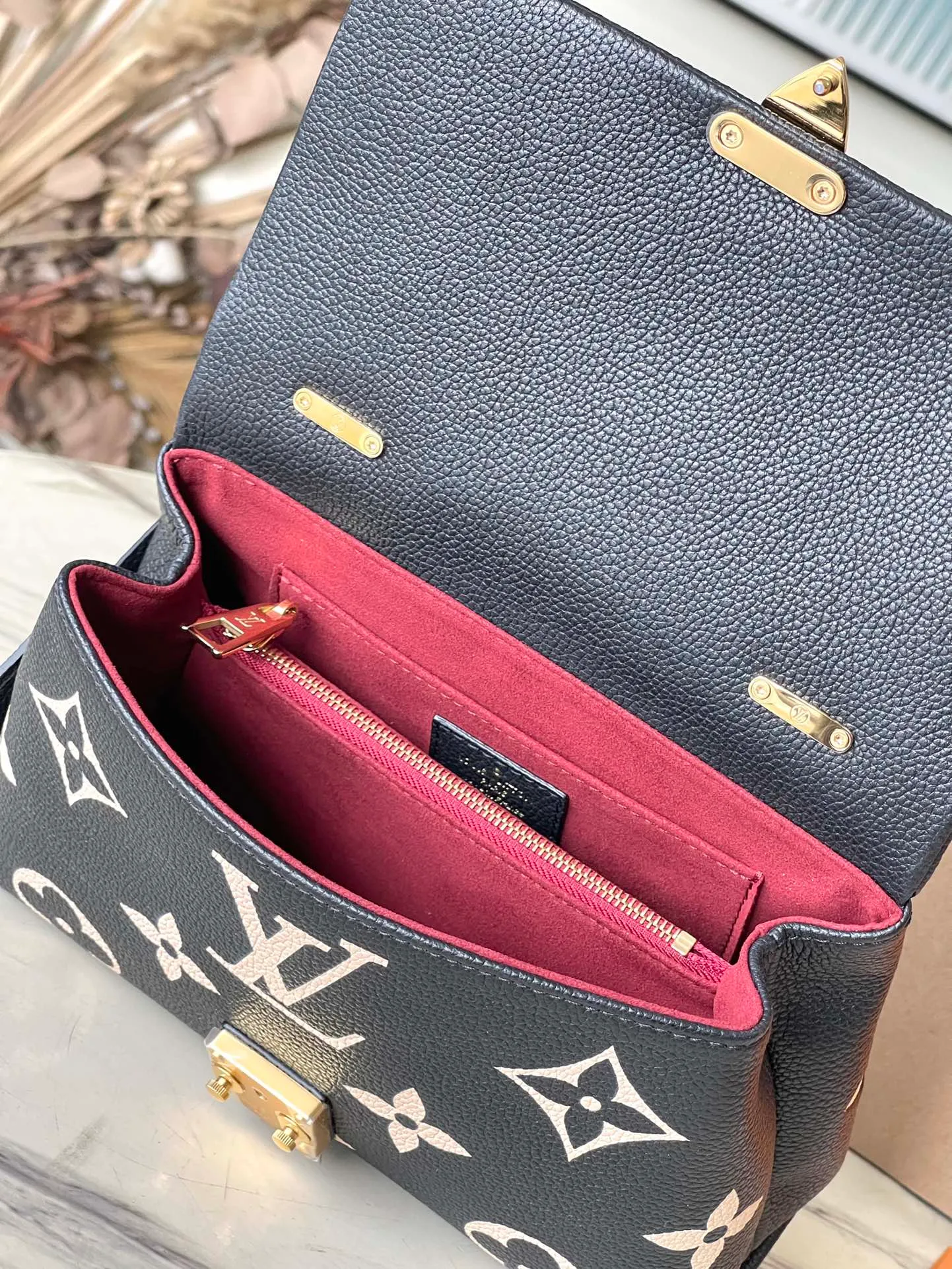 💰1040 (top layer leather) top original order M45978 black printing duty-free version. Support counter inspection. The pictures taken of duty-free goods are consistent with the product without unpacking. This product is an exclusive duty-free product in the market and is the highest-end product. Inspection is supported. This product has passed strict inspection and is flawless. Please wear gloves when touching the product. This product is not returnable or exchangeable. Please confirm the product first and then remove the label on the handle. This product is temporarily not open to the public, only regular customers, and is in short supply. Dimensions: 24 x 17 x 8.5 cm