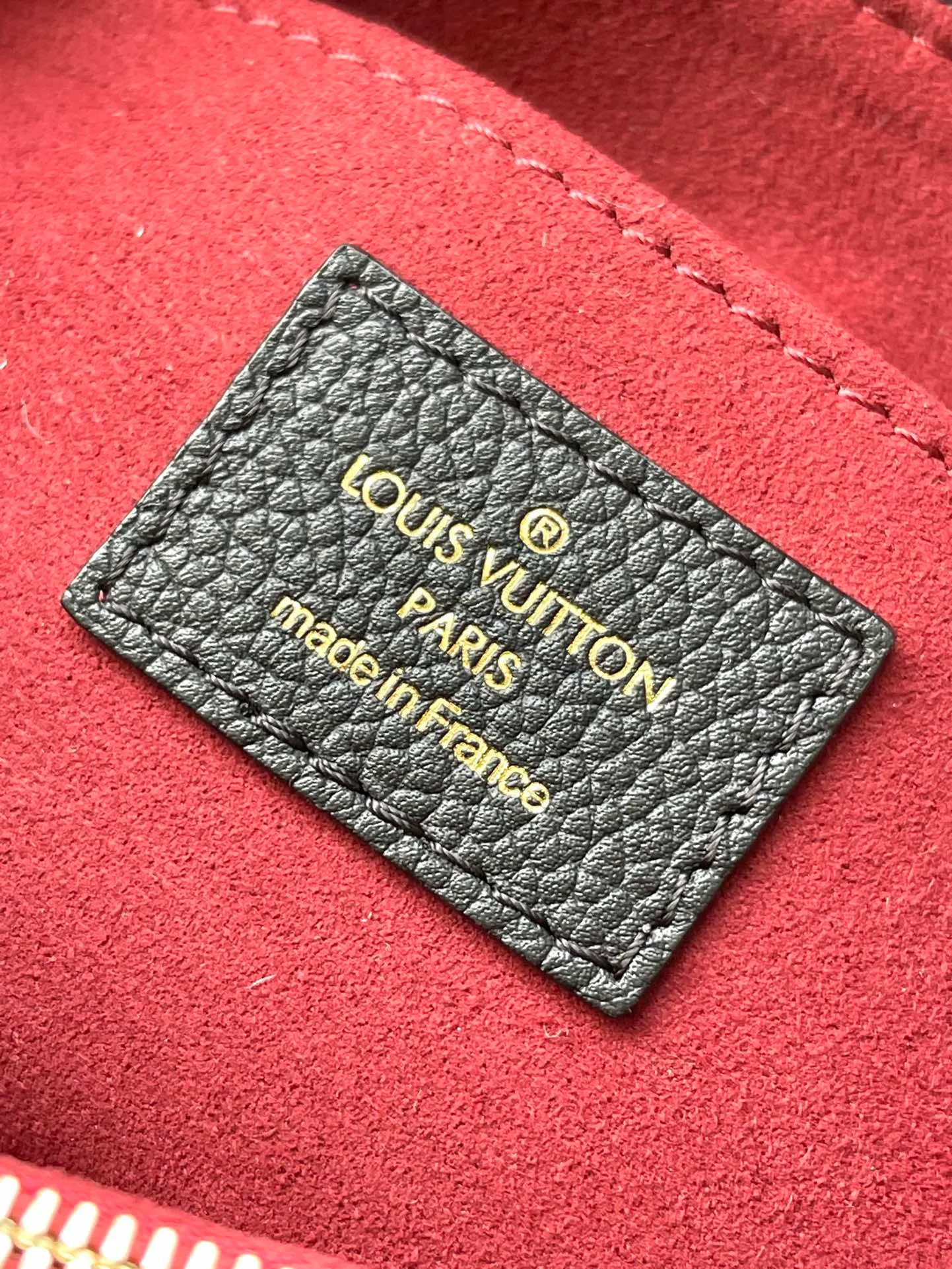 💰1040 (top layer leather) top original order M45978 black printing duty-free version. Support counter inspection. The pictures taken of duty-free goods are consistent with the product without unpacking. This product is an exclusive duty-free product in the market and is the highest-end product. Inspection is supported. This product has passed strict inspection and is flawless. Please wear gloves when touching the product. This product is not returnable or exchangeable. Please confirm the product first and then remove the label on the handle. This product is temporarily not open to the public, only regular customers, and is in short supply. Dimensions: 24 x 17 x 8.5 cm