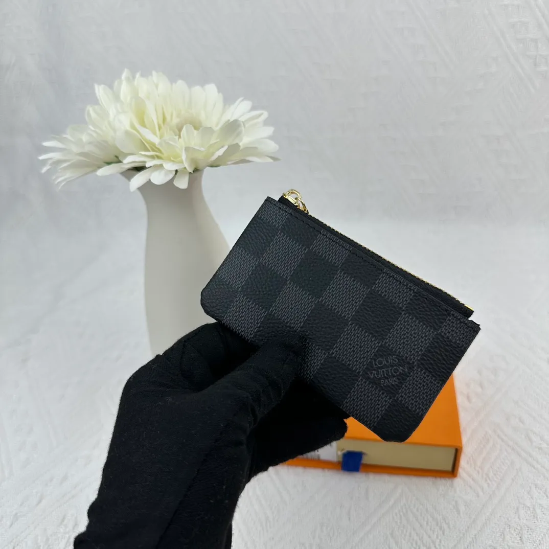 P64M62650 This key bag is made of Monogram Empreinte leather. The zipper design can securely store personal items such as keys, coins, cards and lipstick. It can also be fixed to the D-ring in a handbag, belt or Louis Vuitton handbag. It is elegant and practical. Size: 12*7*1.5cm