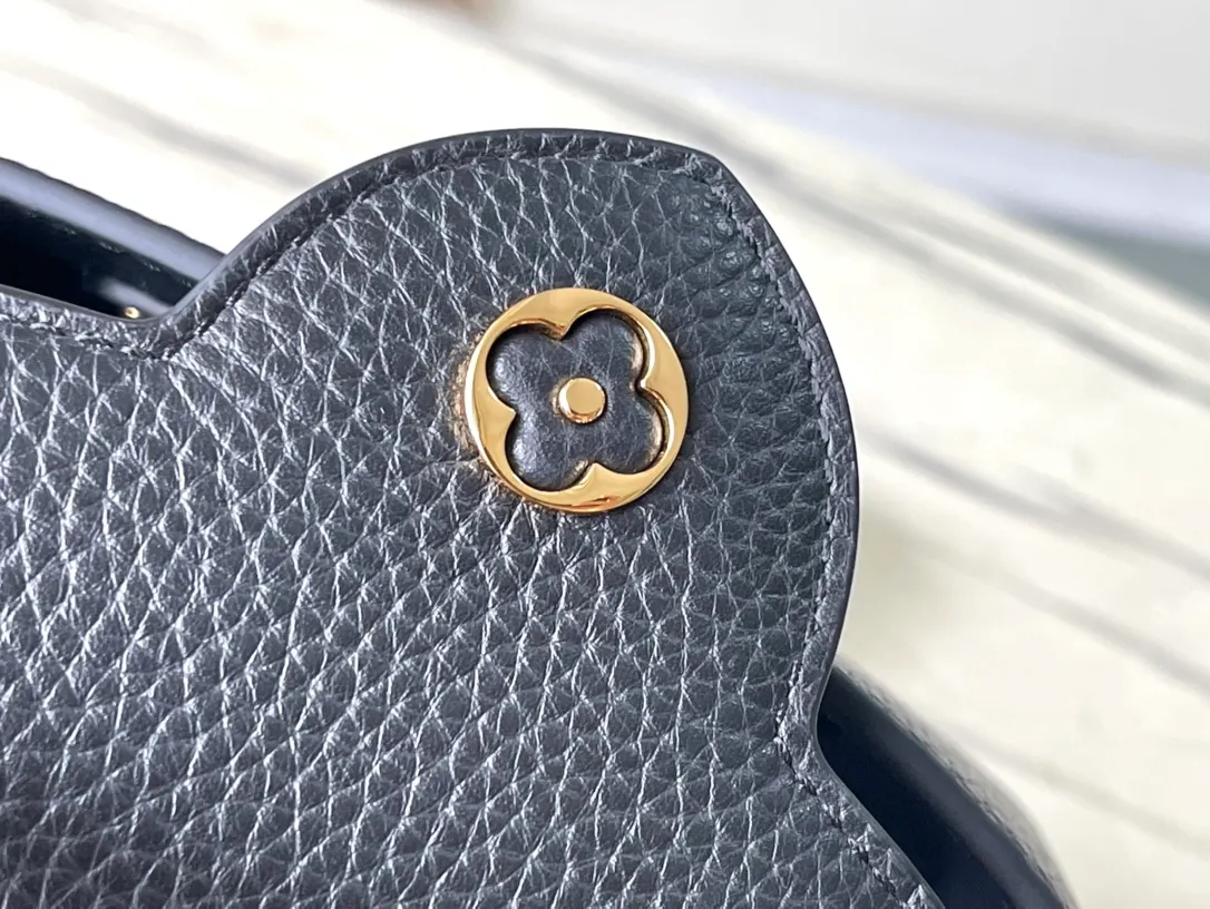💰2160 (Special grade original leather) M23082 Black and white shell buckle Full leather cap Naying style series Chinese Valentine's Day limited edition/mini Capucines BB handbag comes from the LV Milky Way series, presenting an exclusive gift for Valentine's Day. Taurillon leather is dip-dyed in soft tones, while the metallic hardware's dazzling shine and iridescent gradient provide elegant contrast. The detachable chain and leather shoulder strap make it easy to carry over the shoulder or cross-body. 21×14×8cm (length x height x width)