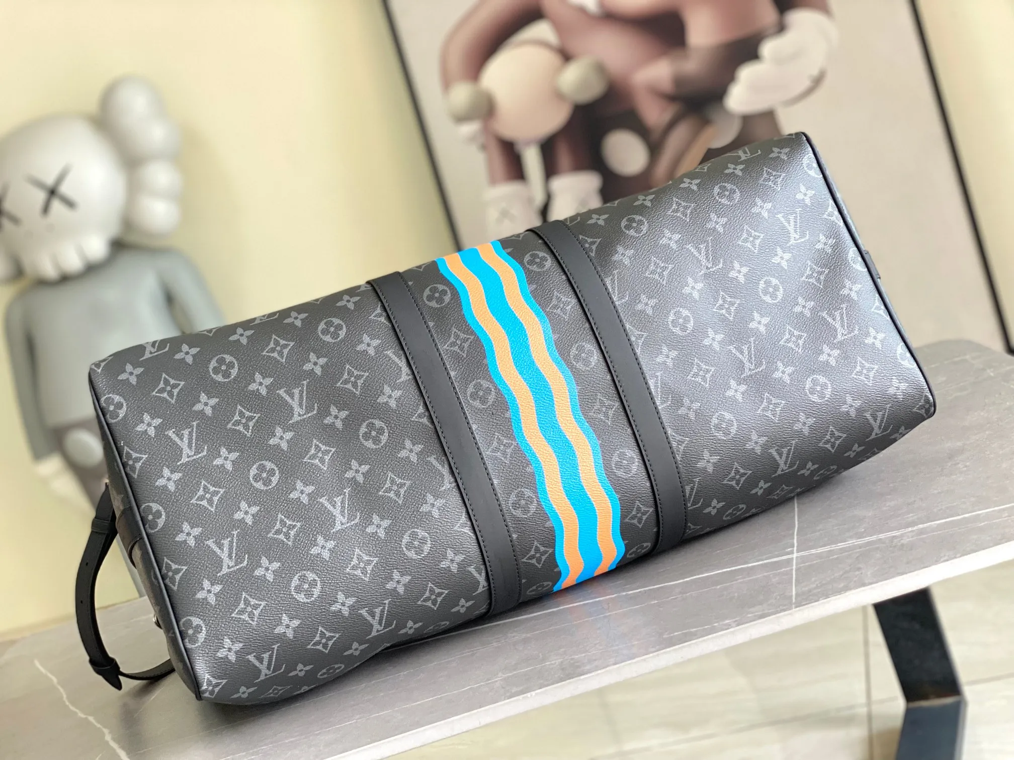💰1300 Top original model 01951 Virgil Abloh has led the Basketball Keepall 55 travel bag from the brand archives to the basketball court, rendering the NBA logo colors and lines for the classic design. Open the flap to reveal the basketball secured by the inner strap under the grid. 55 x 27 x 20 cm