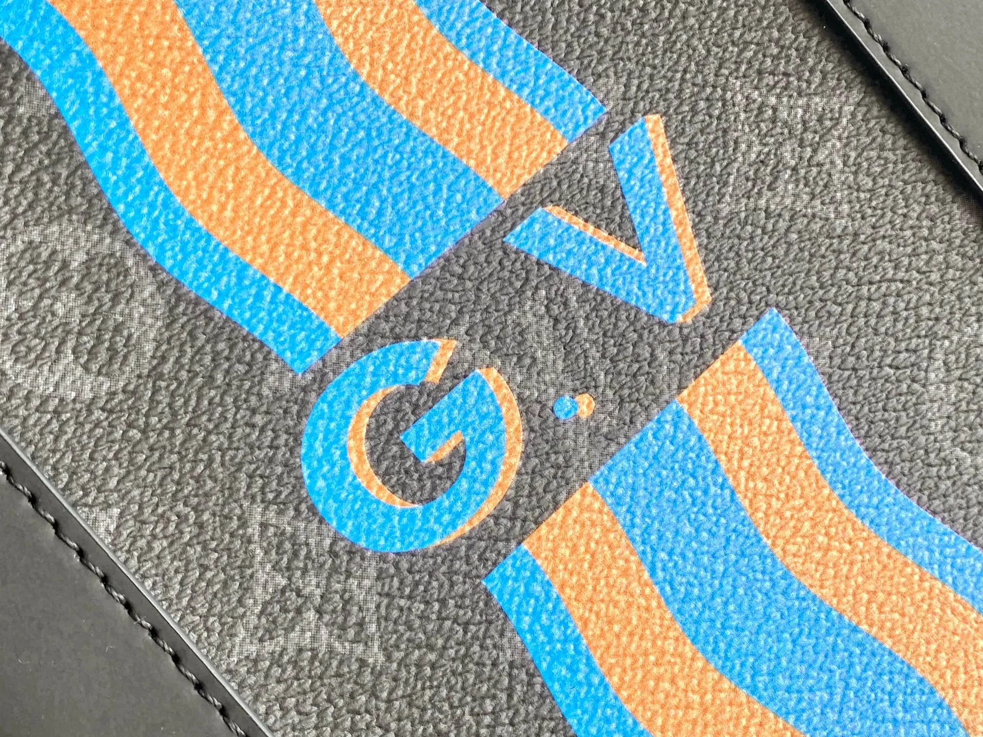 💰1300 Top original model 01951 Virgil Abloh has led the Basketball Keepall 55 travel bag from the brand archives to the basketball court, rendering the NBA logo colors and lines for the classic design. Open the flap to reveal the basketball secured by the inner strap under the grid. 55 x 27 x 20 cm
