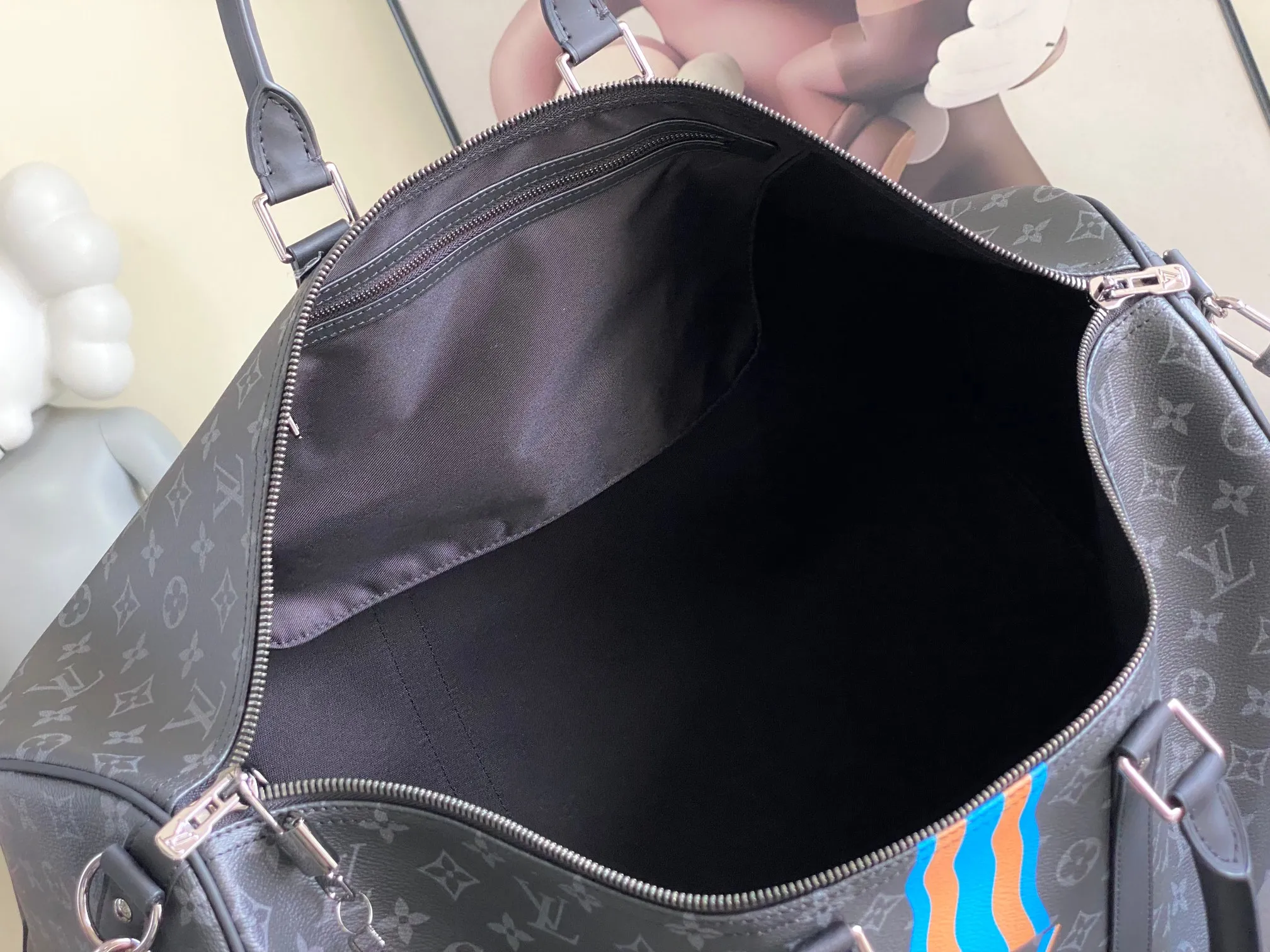 💰1300 Top original model 01951 Virgil Abloh has led the Basketball Keepall 55 travel bag from the brand archives to the basketball court, rendering the NBA logo colors and lines for the classic design. Open the flap to reveal the basketball secured by the inner strap under the grid. 55 x 27 x 20 cm