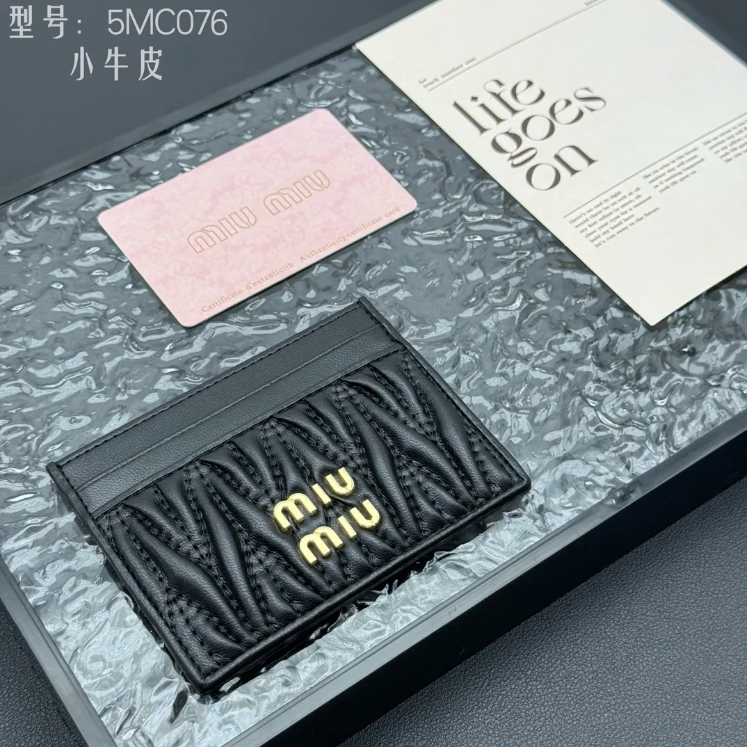💰110 💎Upgraded original version (quality comparable to the original) pocket wallet💗 Equipped with calfskin, built-in small aromatherapy, new card holder, 💃💃top imported cowhide material 🐮👋Matelasse pattern, miu logo hot stamping inside 💞Six card slots, Moire and leather lining, Model: 5MC076 Size: 8X10.5