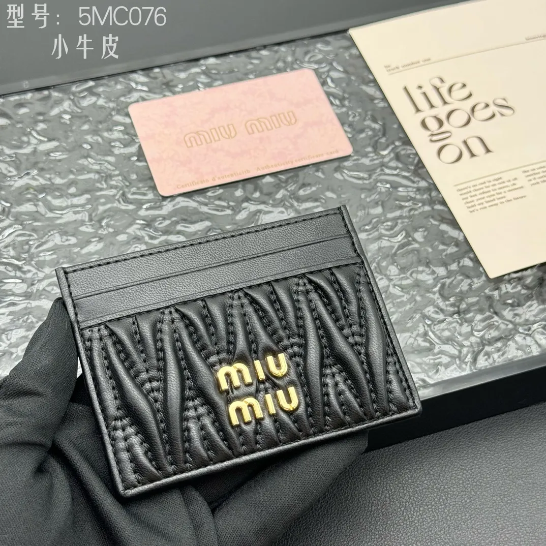 💰110 💎Upgraded original version (quality comparable to the original) pocket wallet💗 Equipped with calfskin, built-in small aromatherapy, new card holder, 💃💃top imported cowhide material 🐮👋Matelasse pattern, miu logo hot stamping inside 💞Six card slots, Moire and leather lining, Model: 5MC076 Size: 8X10.5