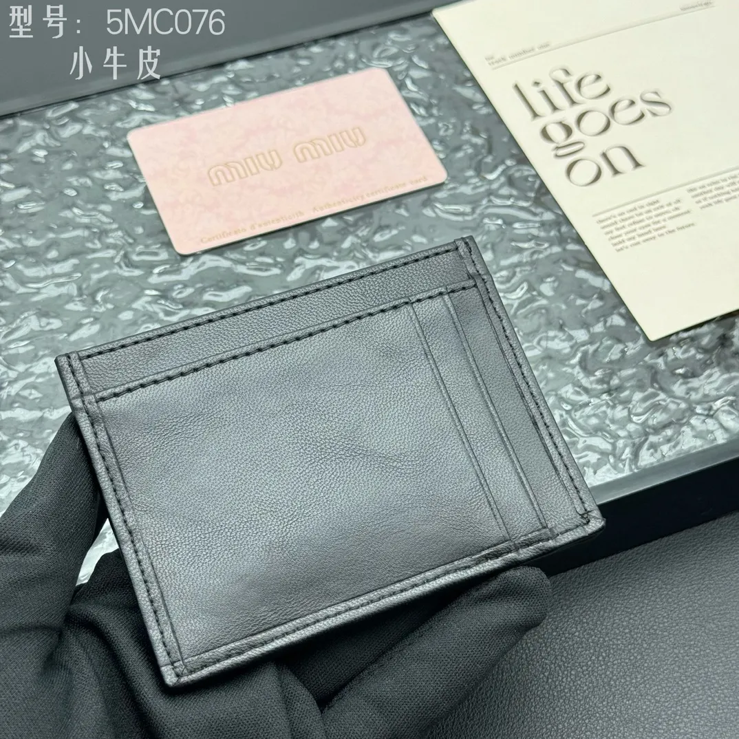 💰110 💎Upgraded original version (quality comparable to the original) pocket wallet💗 Equipped with calfskin, built-in small aromatherapy, new card holder, 💃💃top imported cowhide material 🐮👋Matelasse pattern, miu logo hot stamping inside 💞Six card slots, Moire and leather lining, Model: 5MC076 Size: 8X10.5