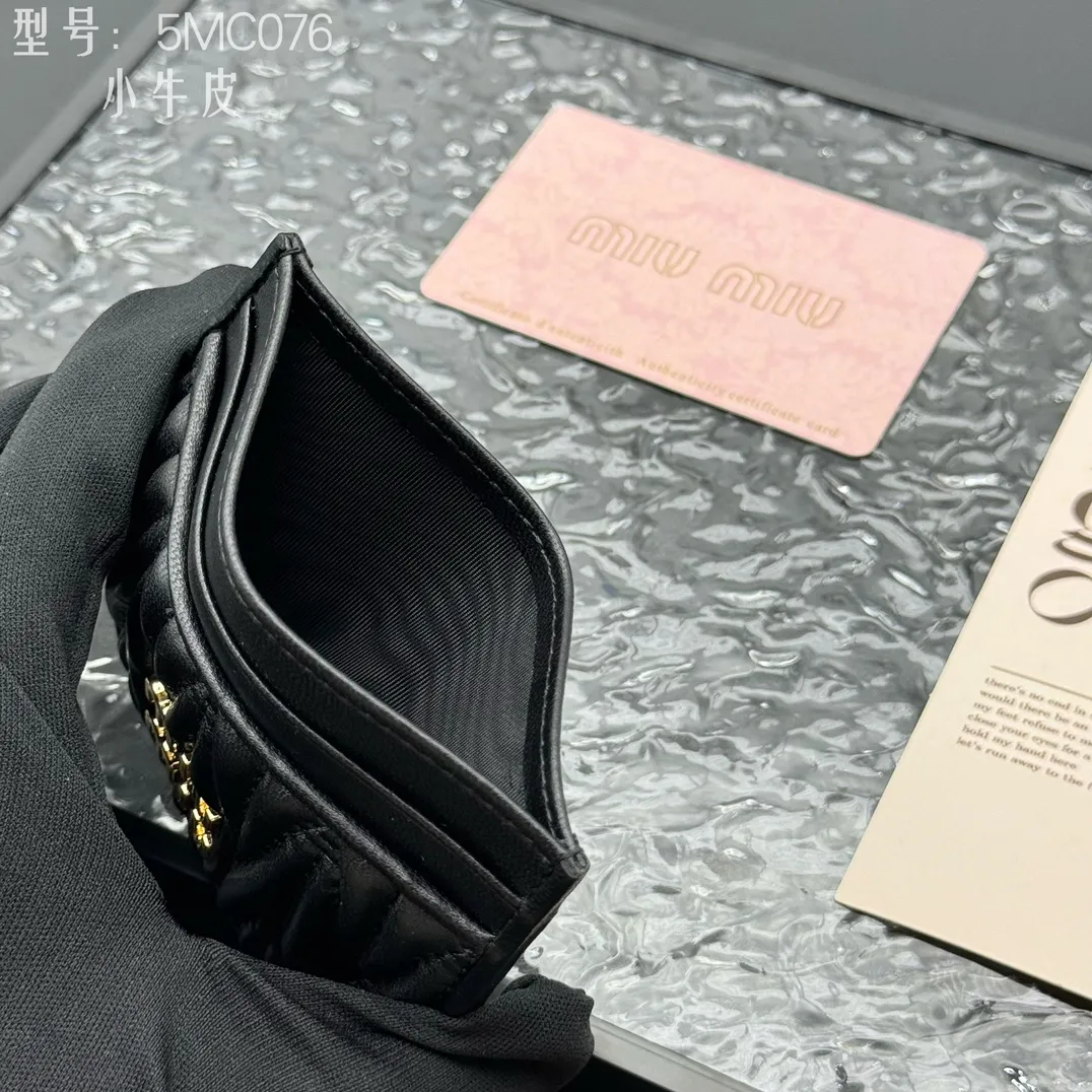 💰110 💎Upgraded original version (quality comparable to the original) pocket wallet💗 Equipped with calfskin, built-in small aromatherapy, new card holder, 💃💃top imported cowhide material 🐮👋Matelasse pattern, miu logo hot stamping inside 💞Six card slots, Moire and leather lining, Model: 5MC076 Size: 8X10.5