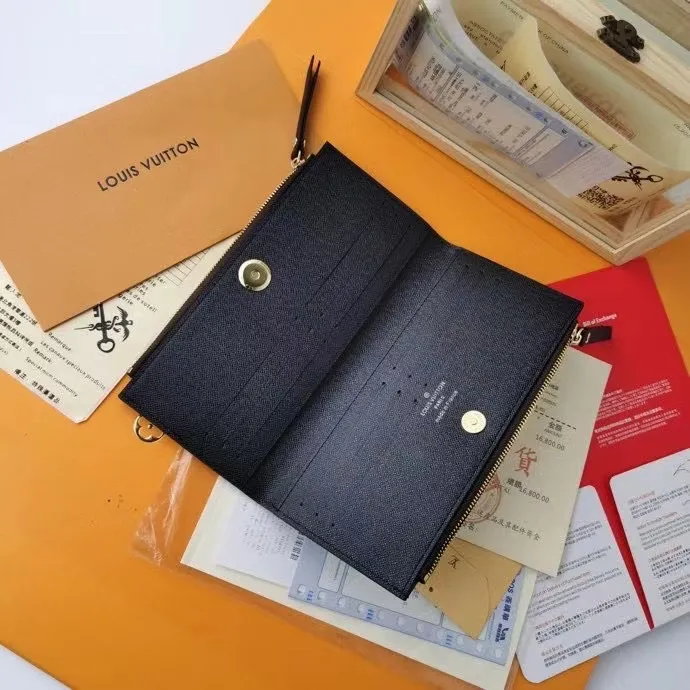 P130💰M61269 brown super practical model, still popular! Official website sync version! Combining Louis Vuitton's classic Monogram canvas material with a bright colored leather lining, the stylish Adele wallet features a modern thin design, two leather zippers and a magnetic clasp for easy opening. It also works as a clutch. 12 credit card slots, 2 zippered compartments for coins or a smartphone, 2 flat interior pockets, embossed cowhide leather lining, shiny gold-tone hardware. Size: 21.9.2
