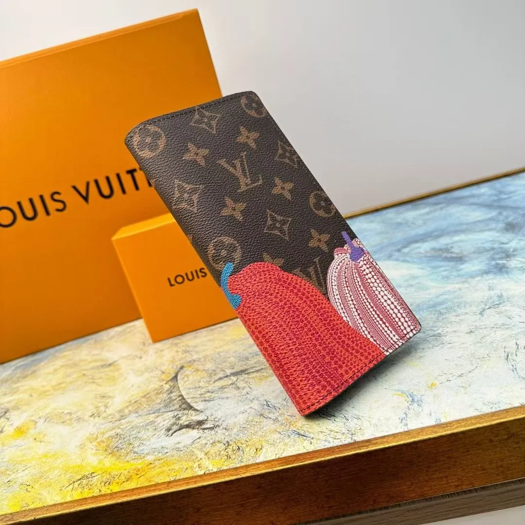 P140 M62665 This practical LV x YK Slender wallet gives the new Louis Vuitton x Yayoi Kusama joint series a dazzling new look. The style is sewn with Monogram Eclipse Reverse canvas and printed with pumpkin patterns that are common in the works of Japanese art pioneer Yayoi Kusama, using bright colors to symbolize the warmth and optimism these works symbolize. The classic wallet is reinterpreted as a work of art, making it the perfect gift for art lovers. Monogram Eclipse Reverse coated canvas with colorful pumpkin pattern cowhide trim and LV x YK logo on the interior 16 business card slots ID card or business card slot Large zippered compartment for coins 4 inner compartments for banknotes and receipts Organ style banknote compartment 10 x 19 x 2 cm (length x height x width)