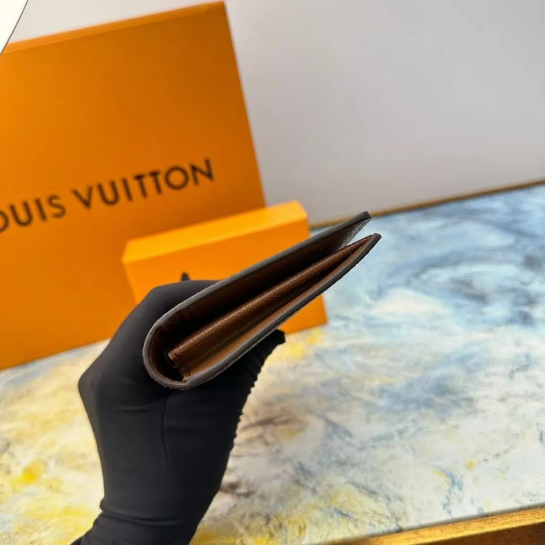 P140 M62665 This practical LV x YK Slender wallet gives the new Louis Vuitton x Yayoi Kusama joint series a dazzling new look. The style is sewn with Monogram Eclipse Reverse canvas and printed with pumpkin patterns that are common in the works of Japanese art pioneer Yayoi Kusama, using bright colors to symbolize the warmth and optimism these works symbolize. The classic wallet is reinterpreted as a work of art, making it the perfect gift for art lovers. Monogram Eclipse Reverse coated canvas with colorful pumpkin pattern cowhide trim and LV x YK logo on the interior 16 business card slots ID card or business card slot Large zippered compartment for coins 4 inner compartments for banknotes and receipts Organ style banknote compartment 10 x 19 x 2 cm (length x height x width)